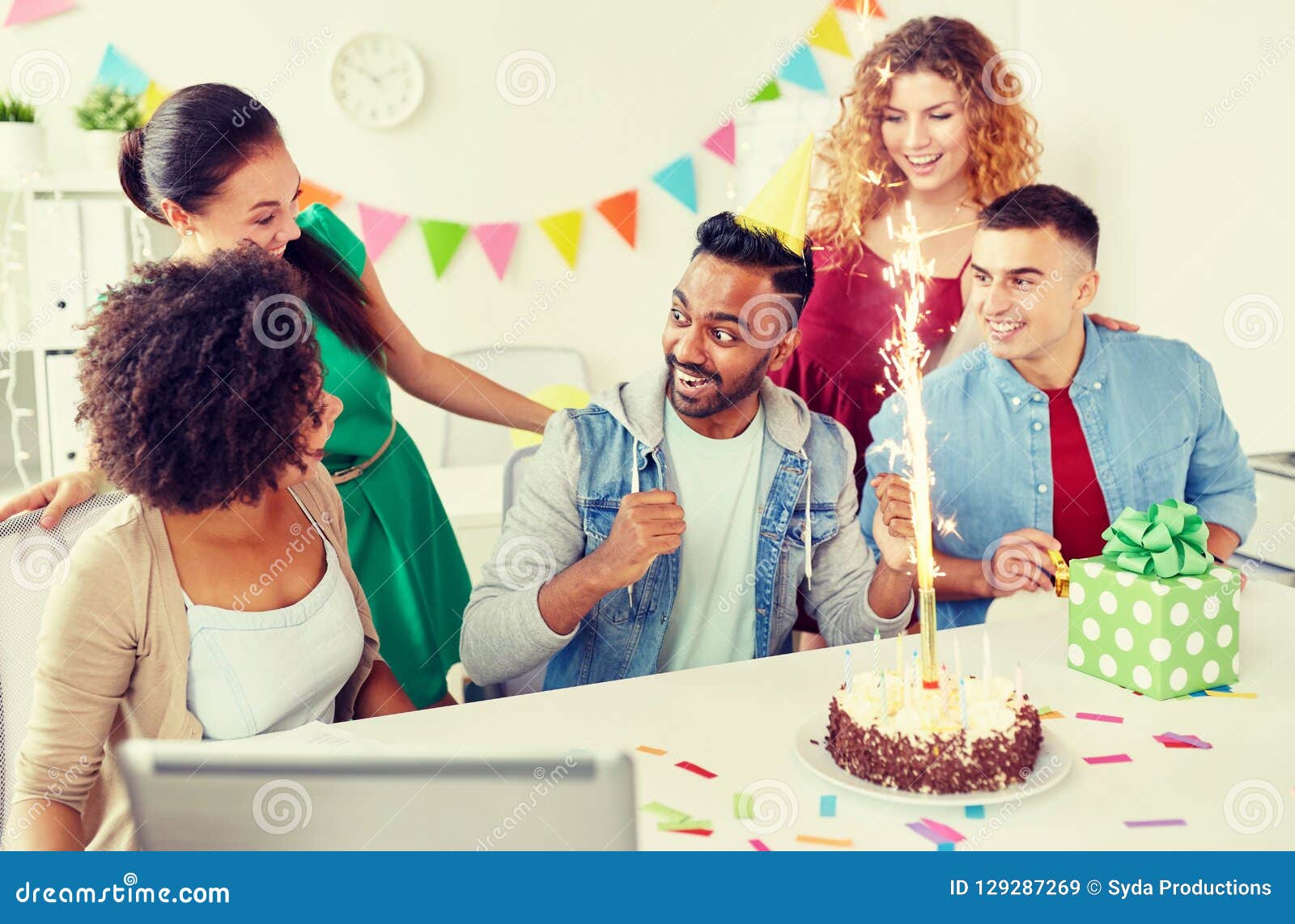 Collegue De Salutation D Equipe De Bureau A La Fete D Anniversaire Image Stock Image Du Multiracial Congrats Collegue De Salutation D Equipe De Bureau A La Fete D Anniversaire Image Stock Image Du Multiracial Congrats