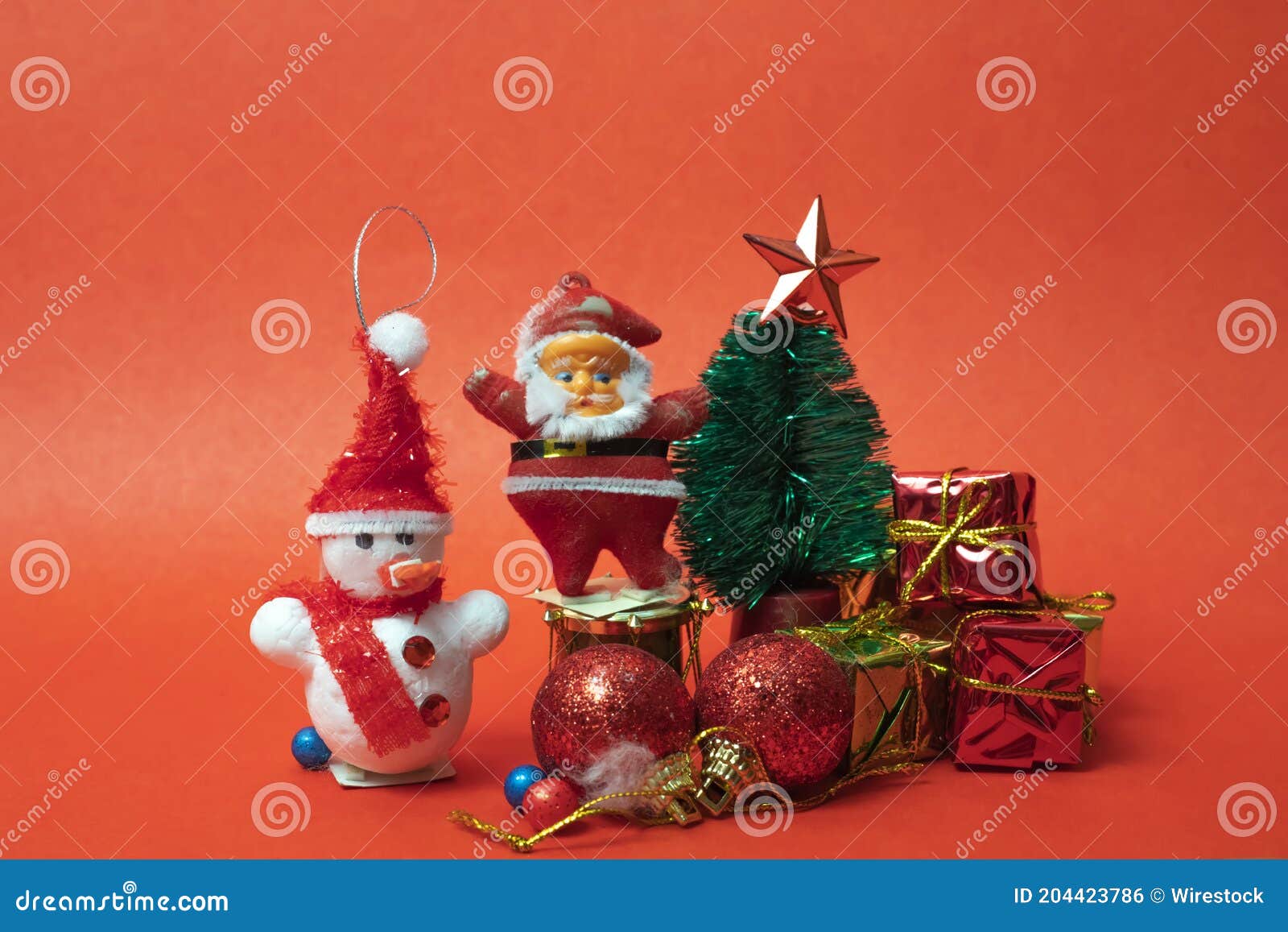 Collage De Adornos Del árbol De Navidad : Papá Noel En Miniatura Con Un árbol Y Regalos : Feliz Navidad Foto de archivo - Imagen de noel, diciembre: 204423786 Collage De Adornos Del árbol De Navidad : Papá Noel En Miniatura Con Un árbol Y Regalos : Feliz Navidad Foto de archivo - Imagen de noel, diciembre: 204423786