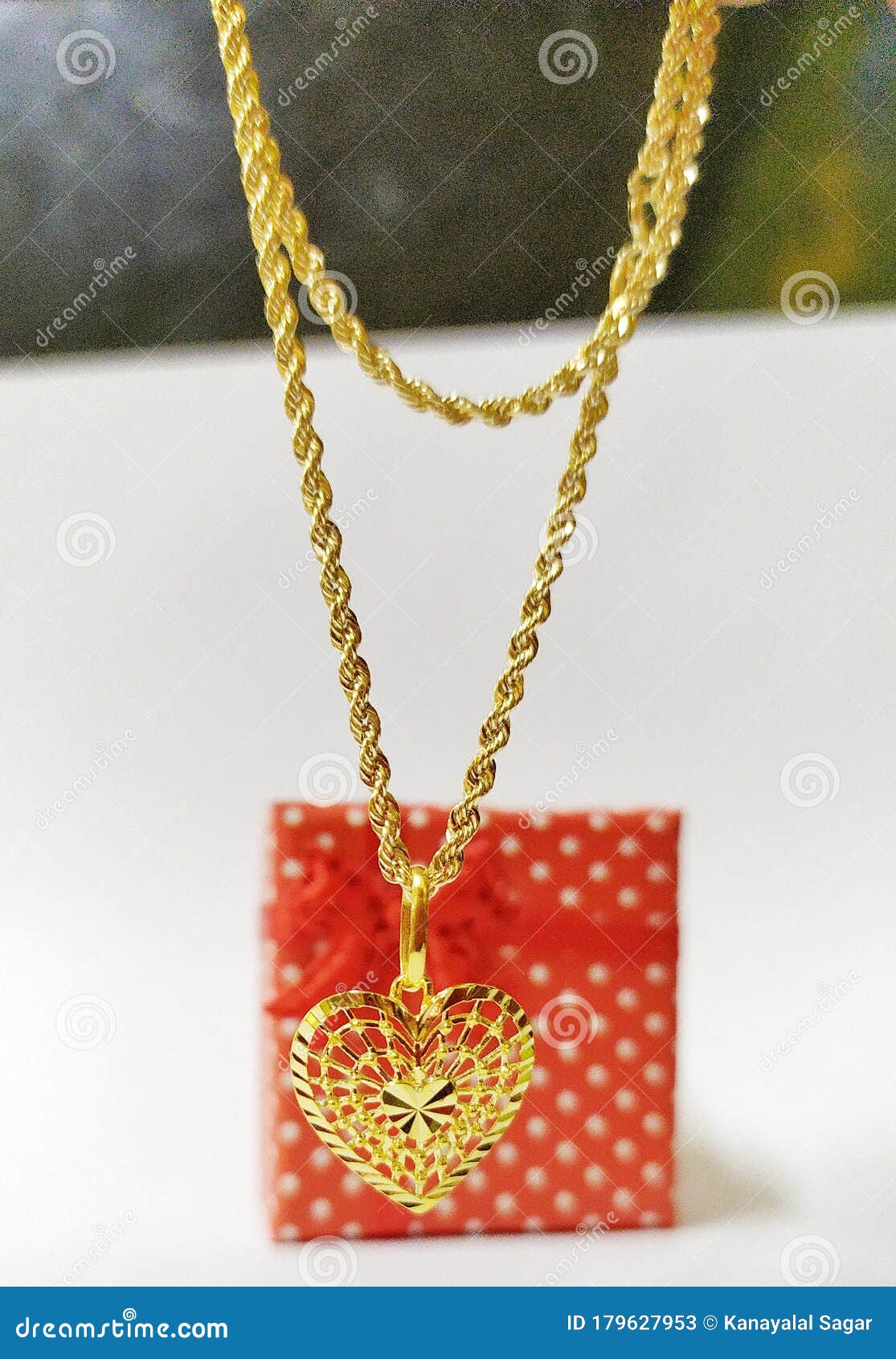 Collar Corazón Real De Elegante Imagen de archivo - Imagen de modelo: 179627953