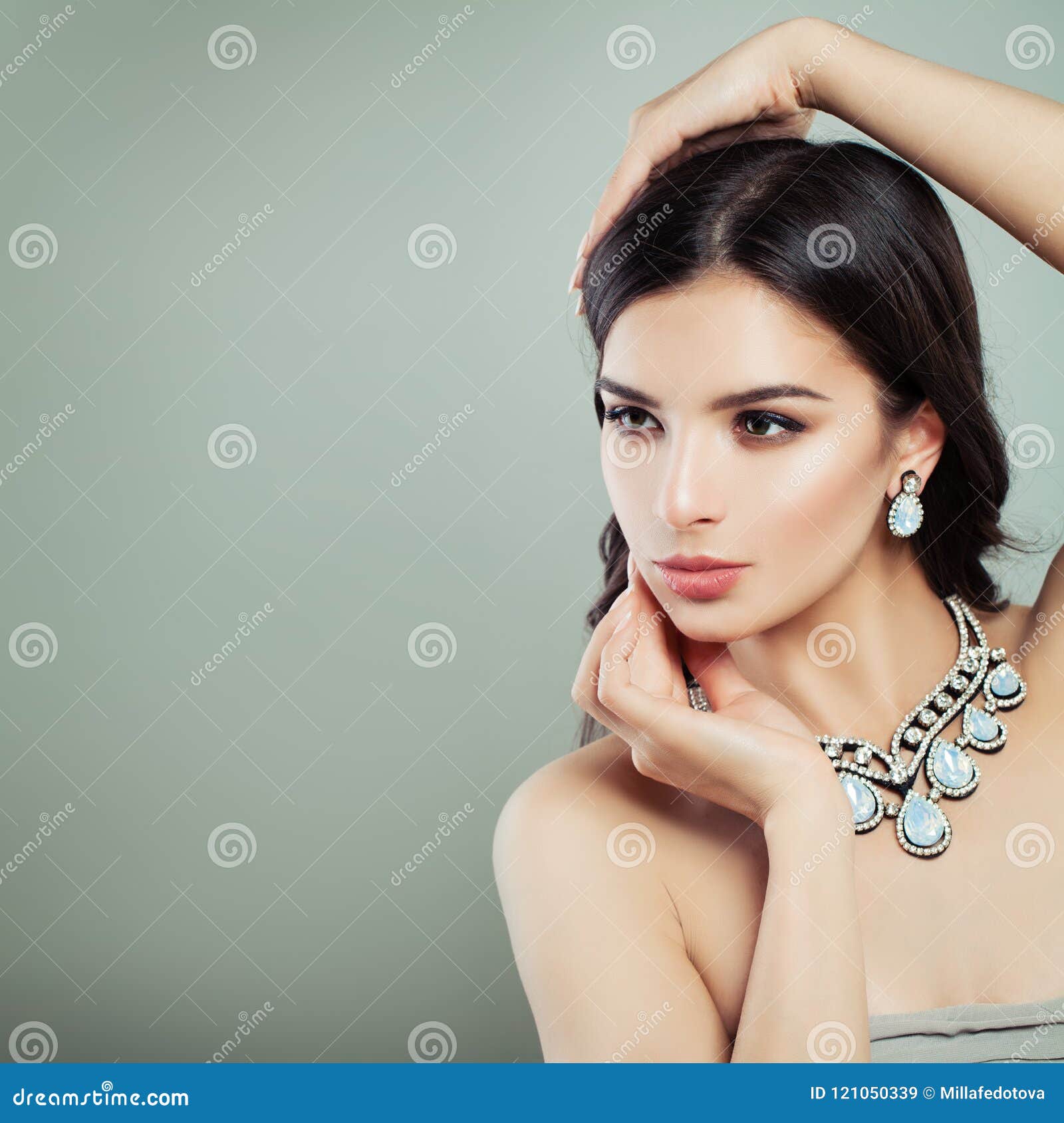 Collar De La Joyería De Mujer Que Lleva Morena Joven Imagen de archivo - Imagen de fondo, partido: 121050339
