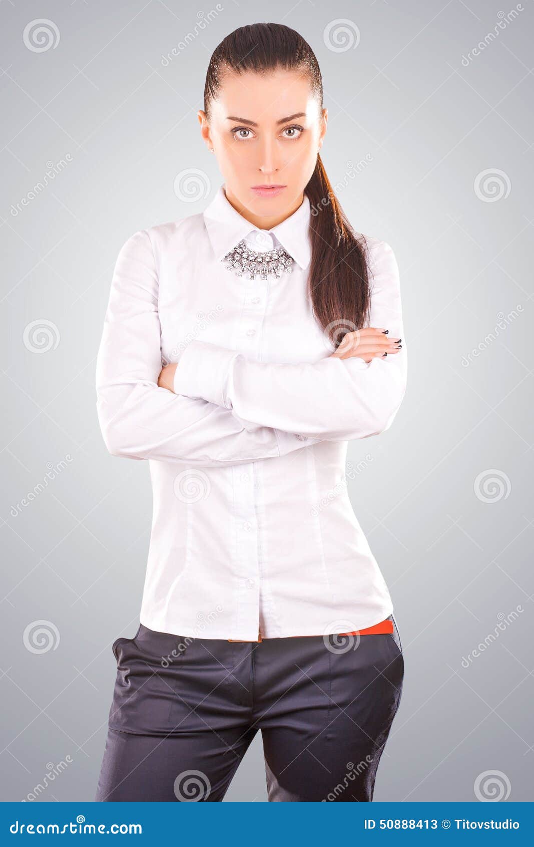 Collar De La Moda De La Mujer Que Lleva Sobre La Camiseta Blanca Imagen de  archivo - Imagen de protuberancia, piel: 50888413