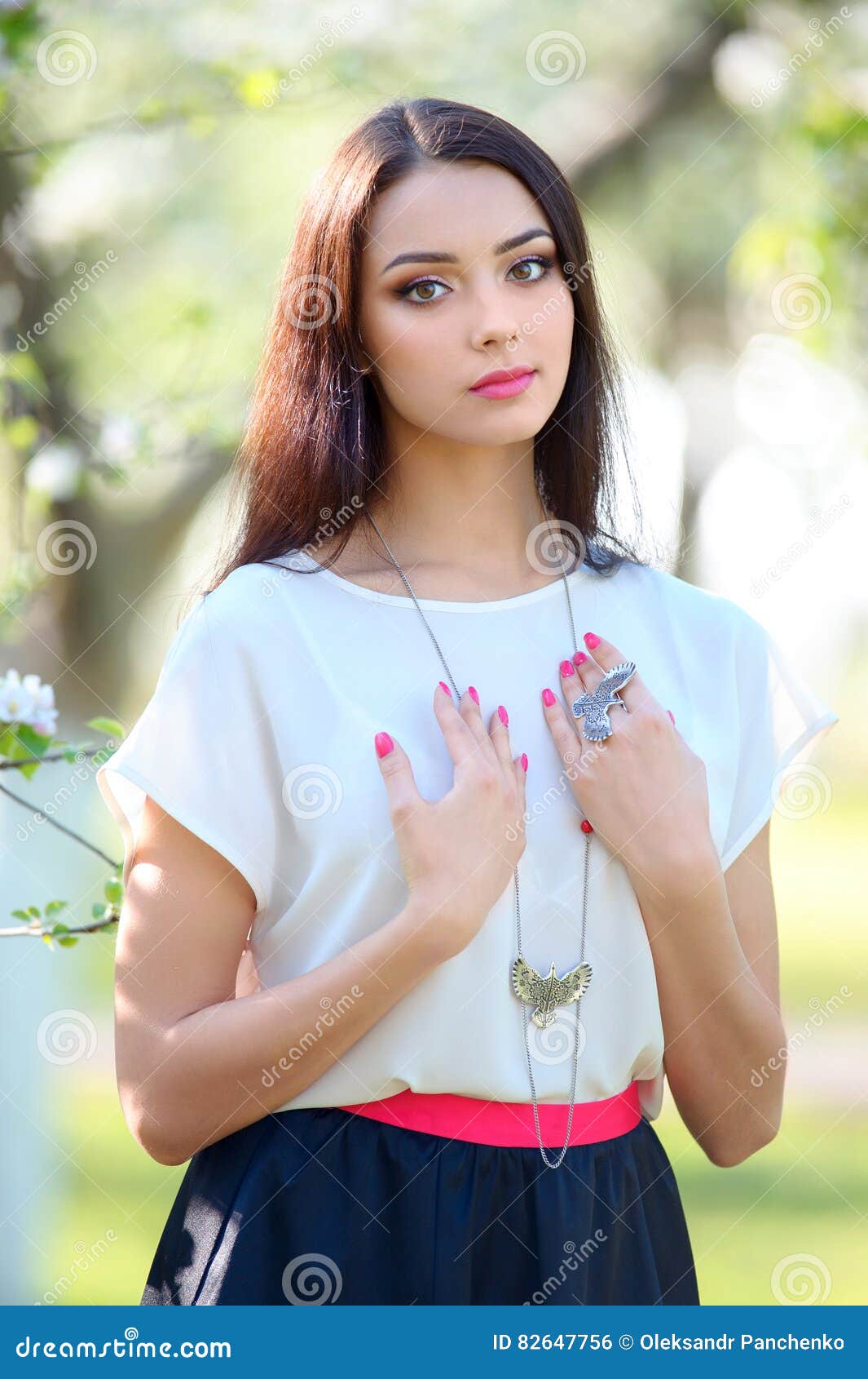 Collar Joyero Y Anillo De Finger En El Modo Hermoso De La Mujer de archivo - Imagen de accesorio, perla: 82647756