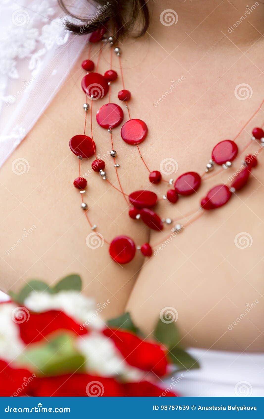 Collar Rojo Con Las Gotas De Plata En El Pecho La Mujer Imagen de archivo - Imagen de blanco, plata: 98787639