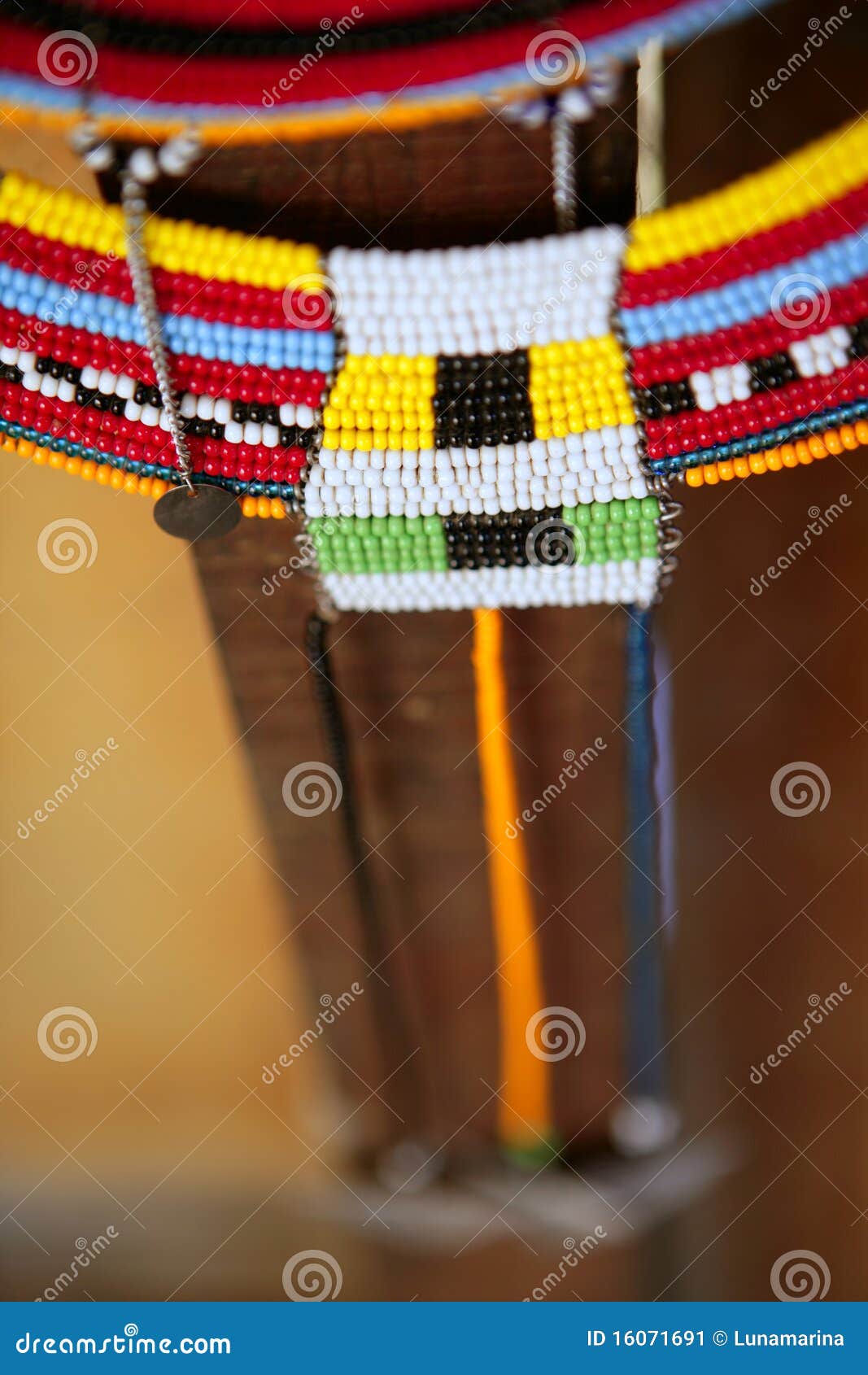 Collares Coloridos étnicos La Joyería Imagen de archivo - Imagen de aguja, belleza: 16071691