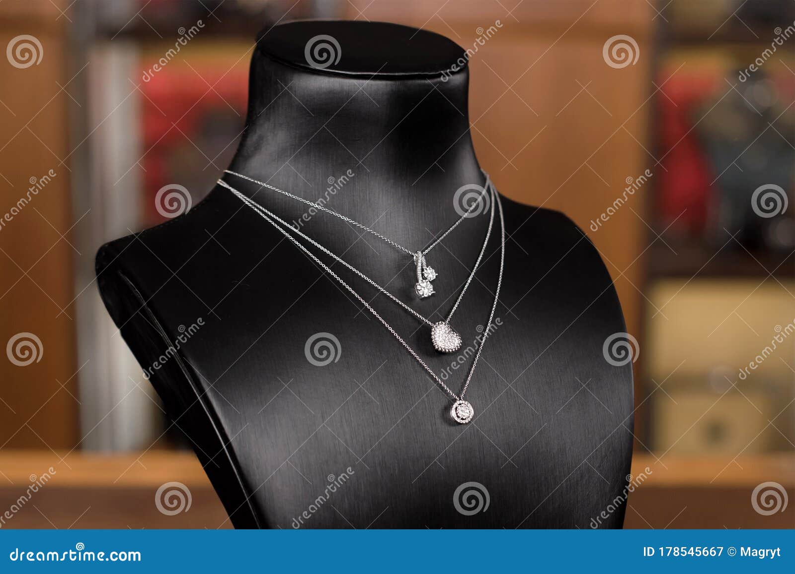 Collares De Con Diamantes Un Puesto De La Tienda De Joyas Moda. Cuello Negro Con Joyas De Lujo Imagen de archivo - Imagen de minorista, muchacha: 178545667