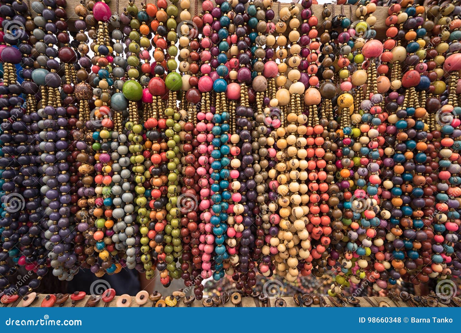 Collares De Semillas Coloreadas Foto de archivo - Imagen de 98660348