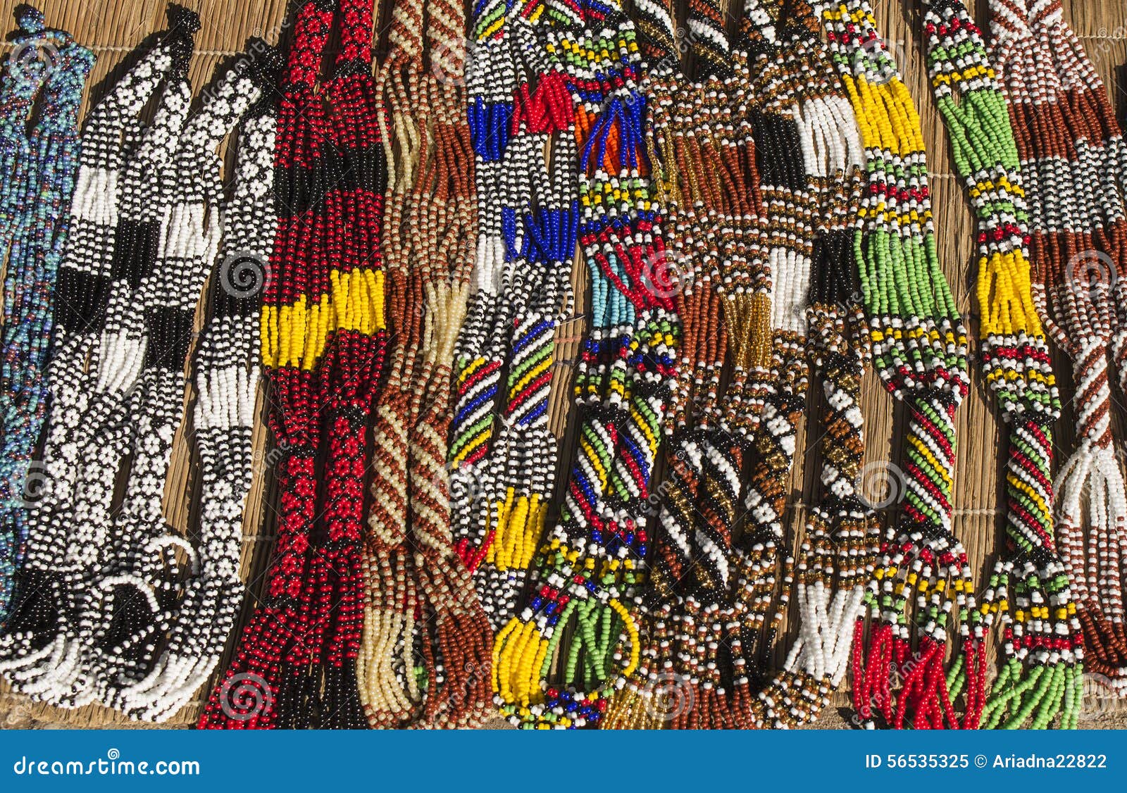 Collares Hechos a Mano étnicos Africanos De Gotas Del Arte Imagen de archivo - Imagen de arte, 56535325