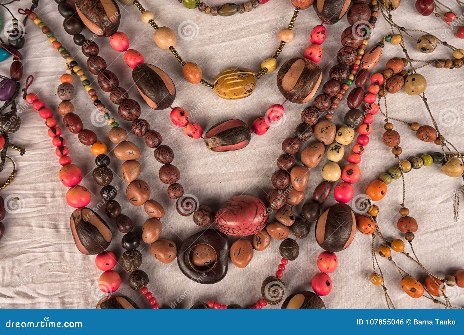 Collares Indígenas Hechos De Semillas En Ecuador de archivo - de exterior, 107855046