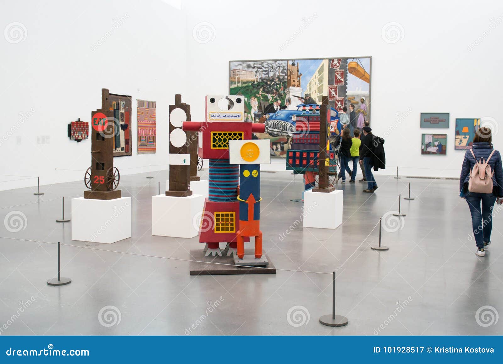 Collectieve installaties in beroemde Tate Modern in Londen. Collectieve installaties en bezoekers in beroemde die Tate Modern, in het hart van Londen wordt gevestigd