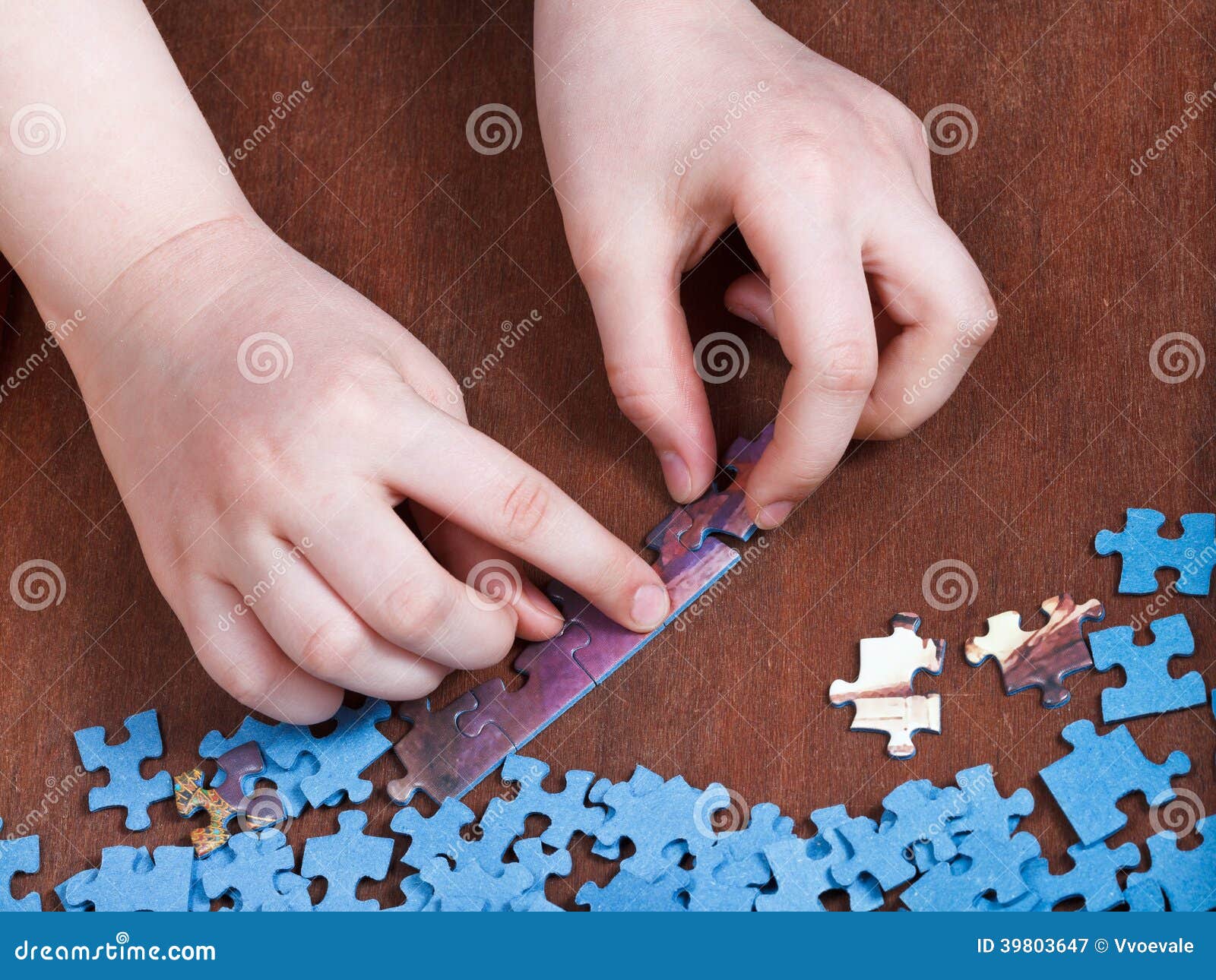 Collegamento dei puzzle sulla tavola di legno
