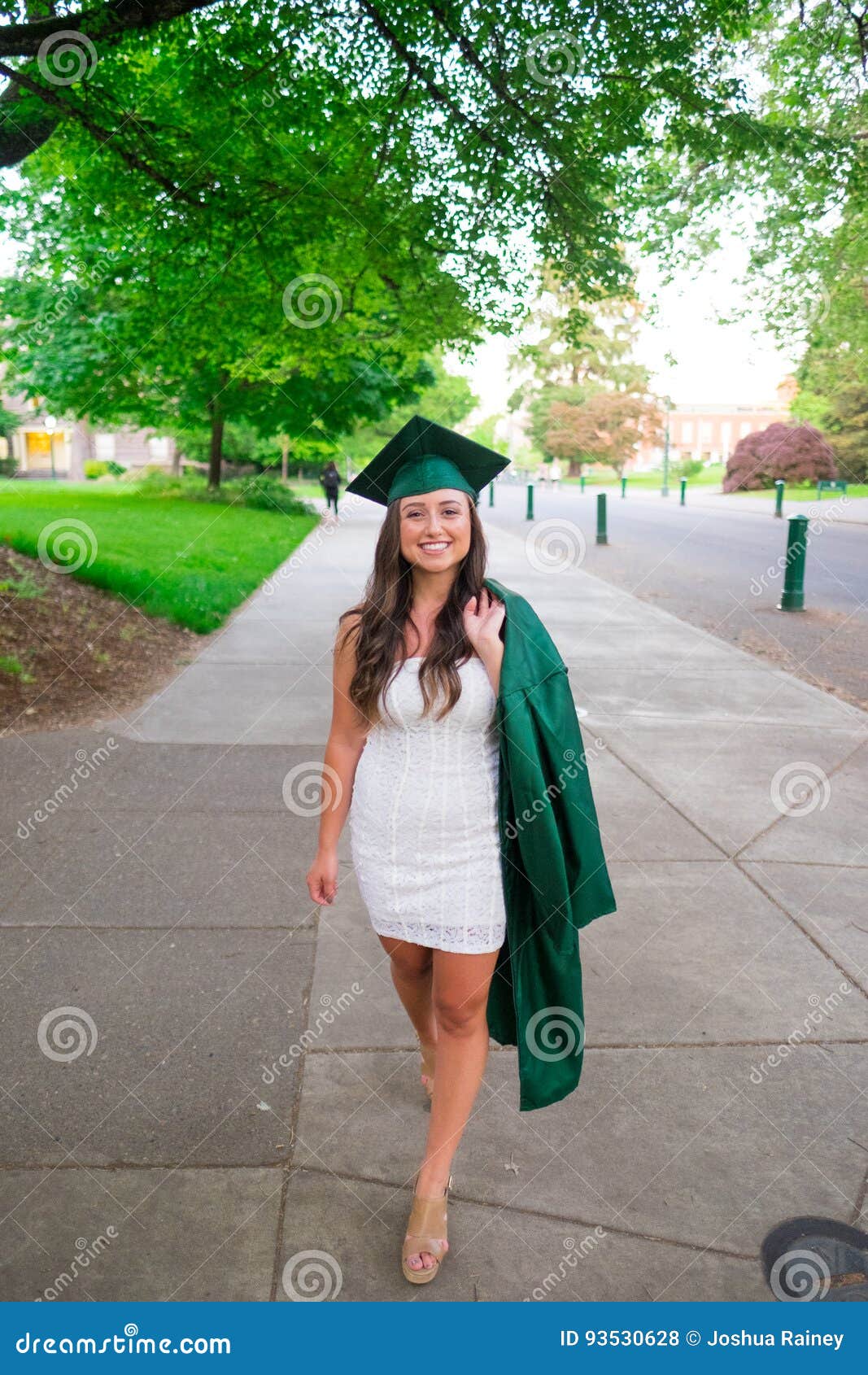 College Graduation Photos Posing Ideas (+ My Graduation Photos)