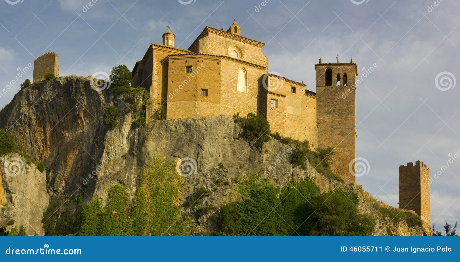 the collegiate-castle located in the village of alquÃÂ©zar in the