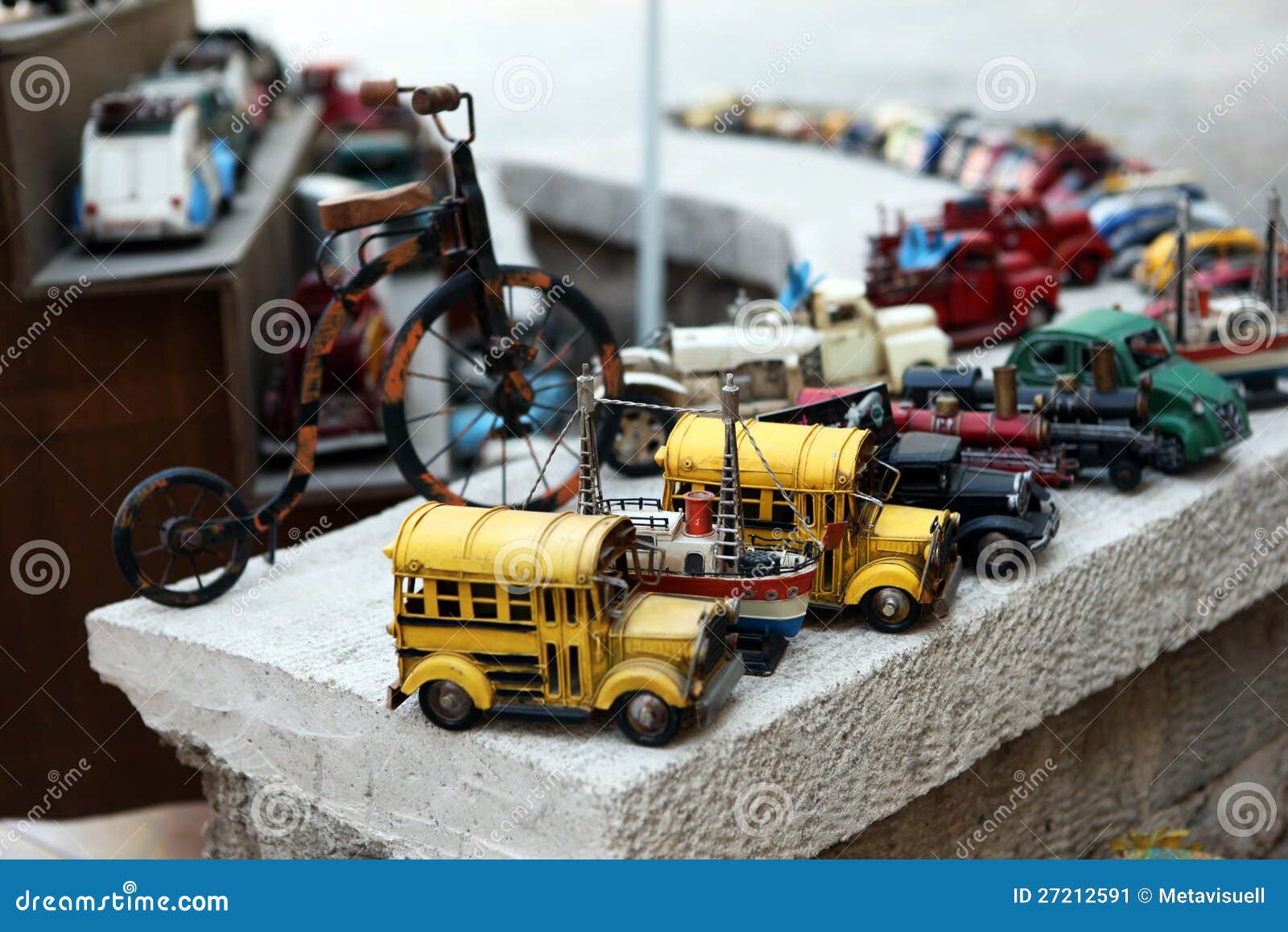 Collezioni dell'automobile disposte su una parte superiore di una parete