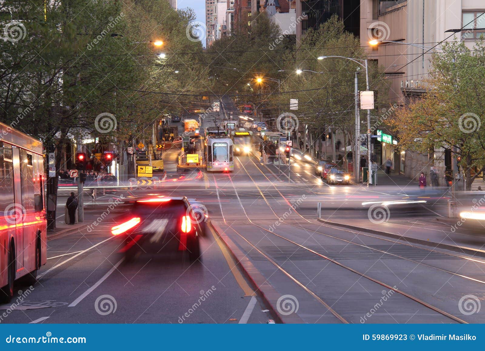 Collins Street Melbourne. Geschoten van verkeer in Collins Street dichtbij Zuidelijke Dwarspost in Melbourne, Victoria, Australië