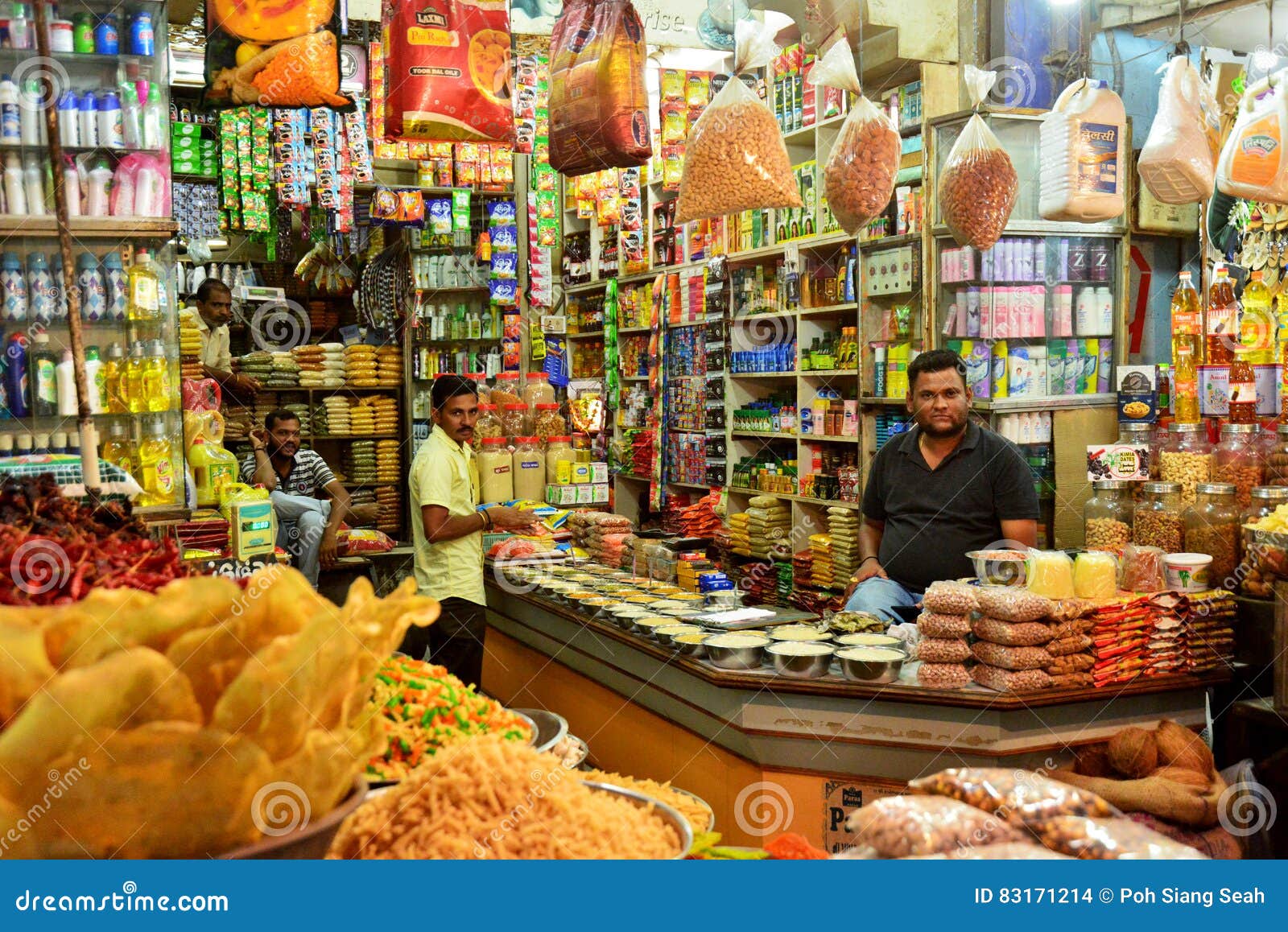 Colmado la India que vende toda clase de cosa que necesitamos cada día; de la comida, champú, crema dental etc; le gusta un mini mercado estupendo Usted lo nombra, ellos lo tiene ¡!!