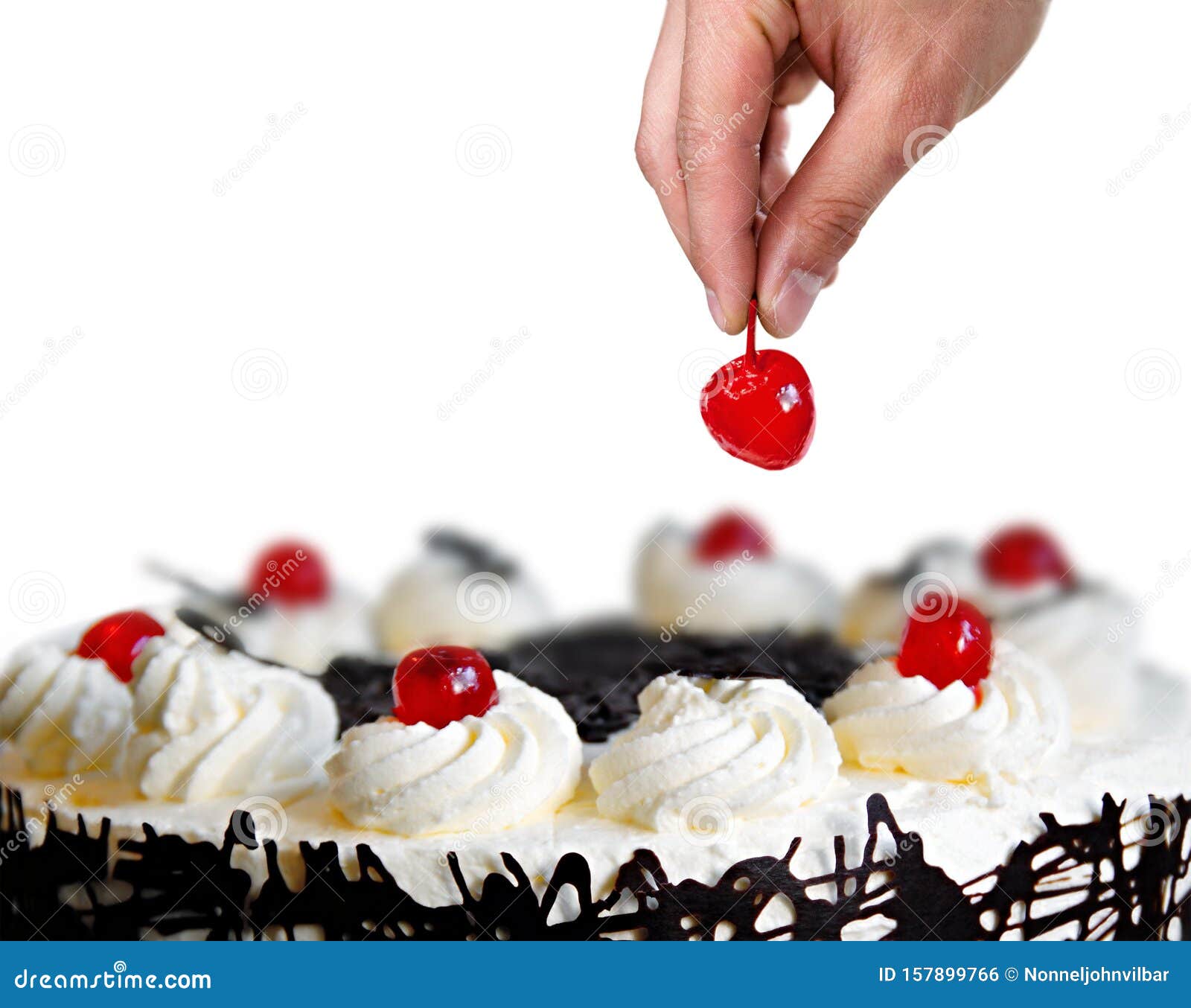 Colocar La Cereza En El Pastel Foto de archivo Imagen de mano, helado