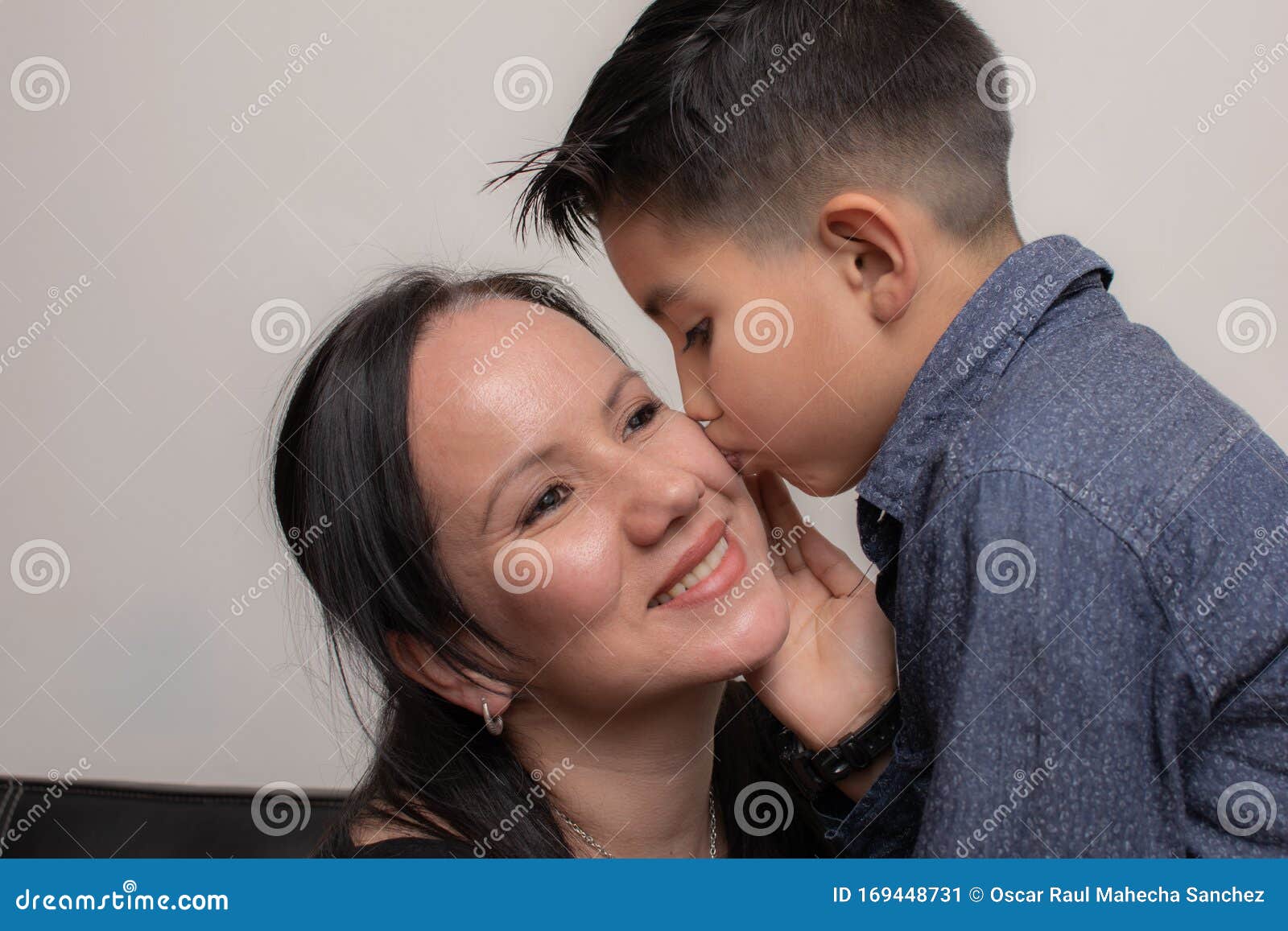 Отсосала в 12 лет. Инцестуальные семьи. Ребенок целует маму в щечку. Порномама и несовершеннолетний сын.