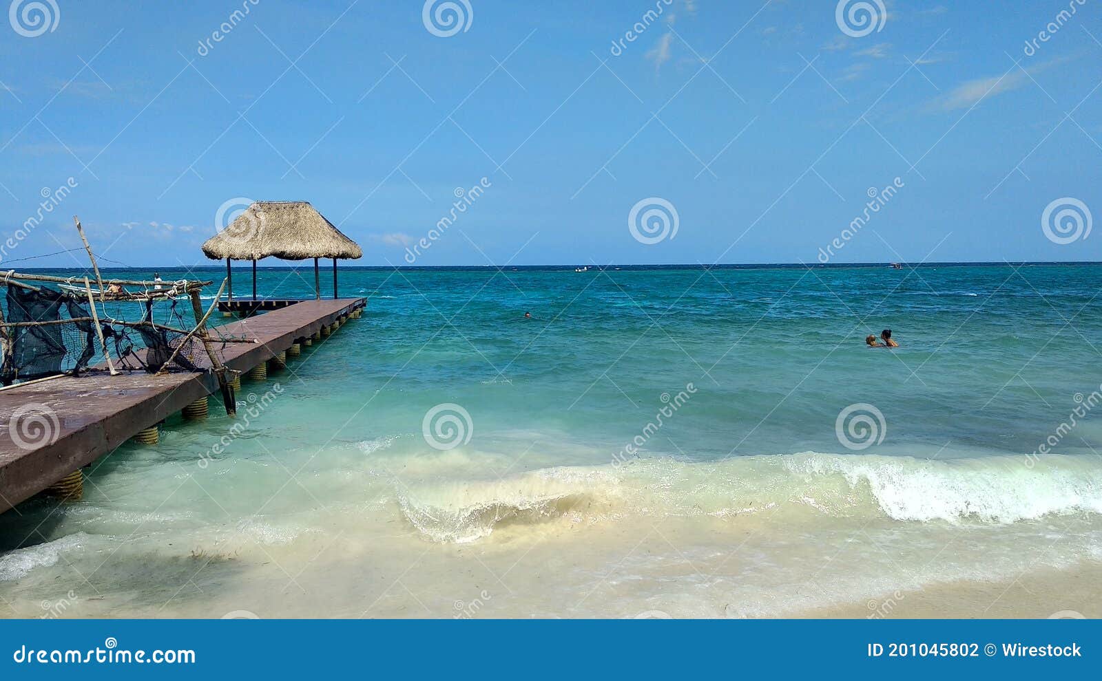 playa con agua azul turquesa en colombia