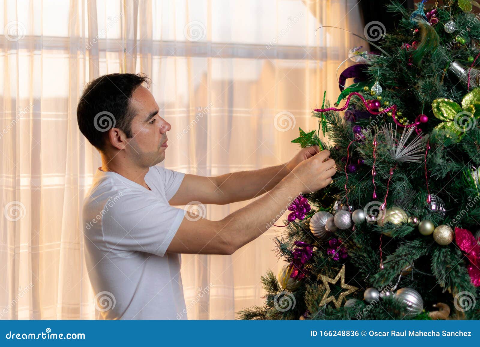 Natale In Latino.Colombiano Latino Americano Che Decorava L Albero Di Natale A Dicembre Fotografia Stock Immagine Di Felicit Persona 166248836