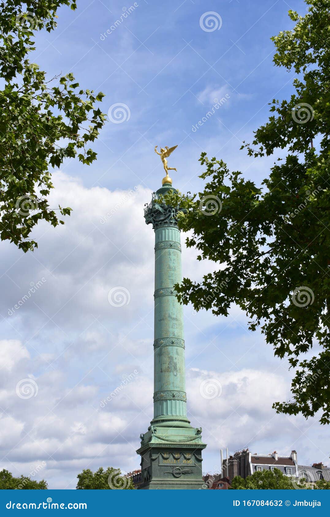 Colonia de Juillet en la Plaza de la Bastilla con estatua dorada Genie de la Liberte en la cima París, Francia. París, Francia Place de la Bastille, Julio Columna de cierre, Escultura dorada del Espíritu de la Libertad por Auguste Dumont erigida entre 1835 y 1840