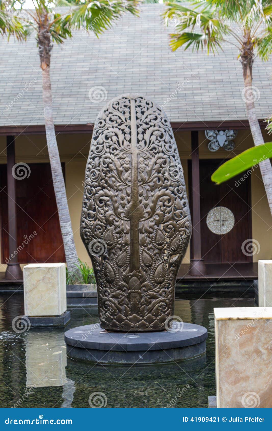 Colonna decorata nel giardino convenzionale di balinese fotografia ... Decorazioni decorazione Giardino