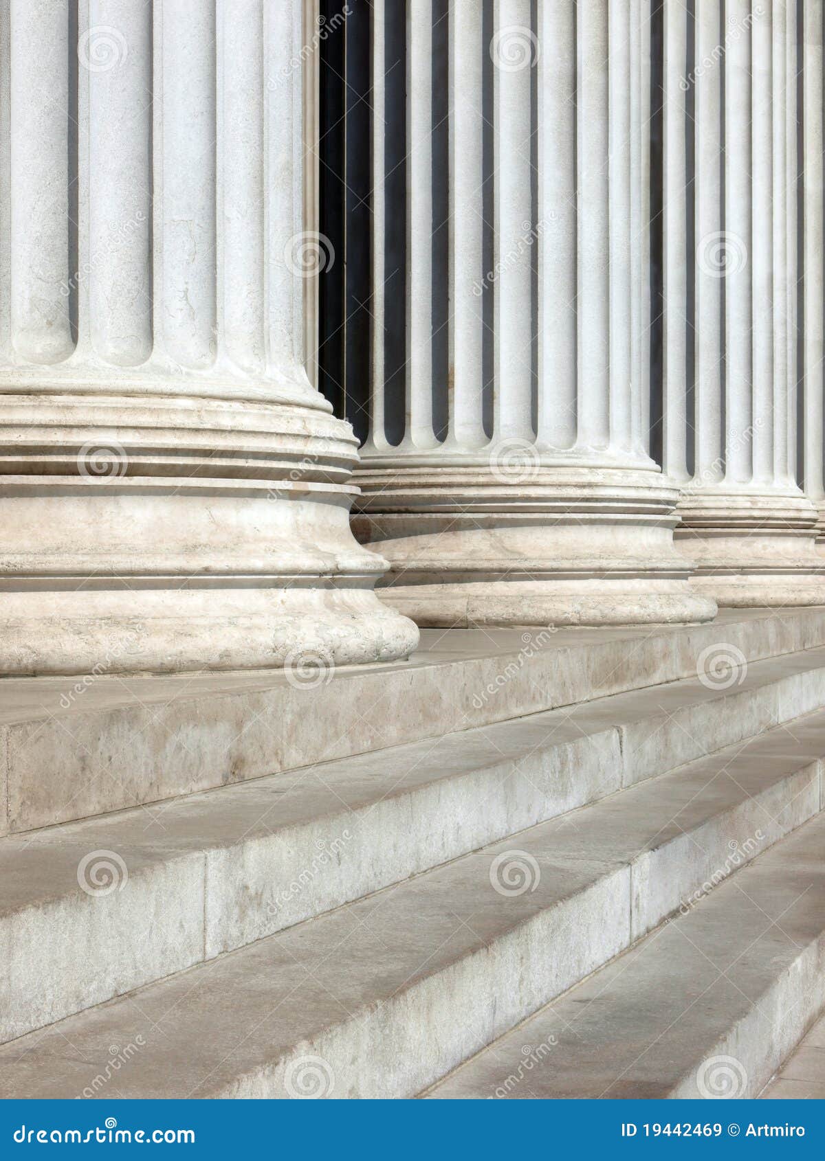 Een deel van de beroemde colonnade van Parlament in Wien