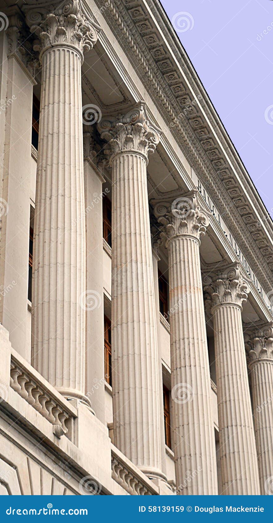 Colonne su una banca centrale. Colonne del Corinthian in una facciata neoclassica che sottolinea la stabilità di una banca centrale