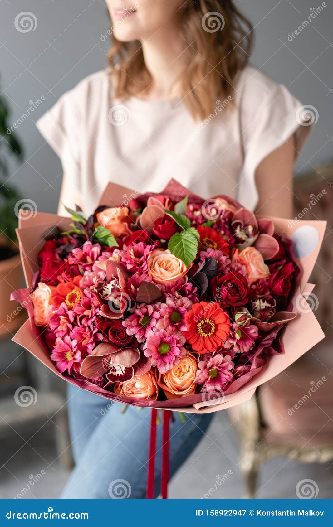Color De Vino. Hermoso Ramo De Flores Mezcladas En Manos De Las Mujeres. La Obra Del Florista En Una FloristerÃa. Corte Fresca Imagen de archivo - Imagen de madre, rosas: 158922947 Color De Vino. Hermoso Ramo De Flores Mezcladas En Manos De Las Mujeres. La Obra Del Florista En Una FloristerÃa. Corte Fresca Imagen de archivo - Imagen de madre, rosas: 158922947
