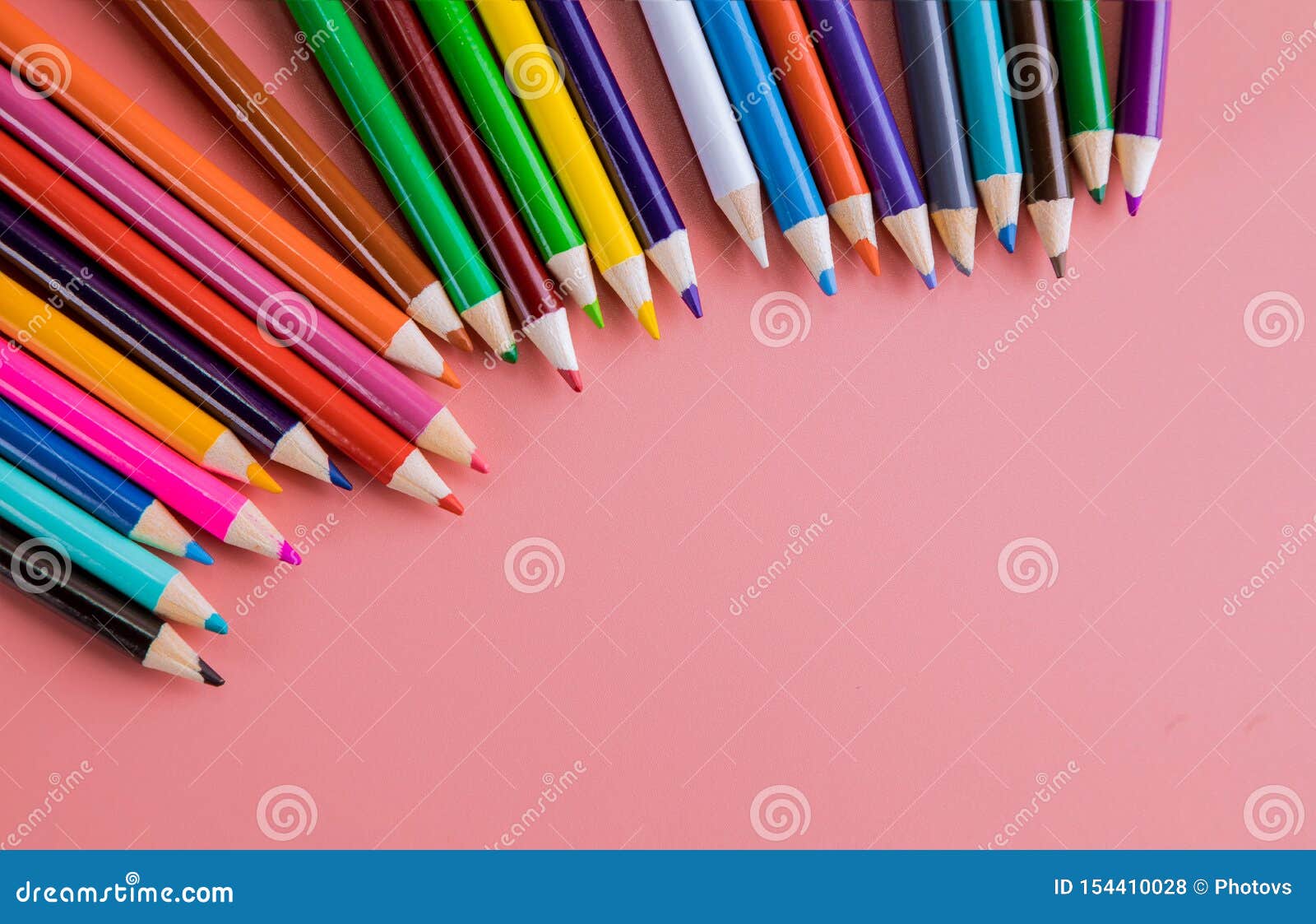 Với từng cây bút màu đơn lẻ trên nền hồng, bạn sẽ cảm thấy hứng thú và sáng tạo hơn. Màu hồng tạo ra sự nổi bật trong bức ảnh, cho thấy sự sang trọng và tinh tế. Hãy xem hình ảnh liên quan để tìm kiếm cảm hứng cho cuộc sống sáng tạo của bạn.
