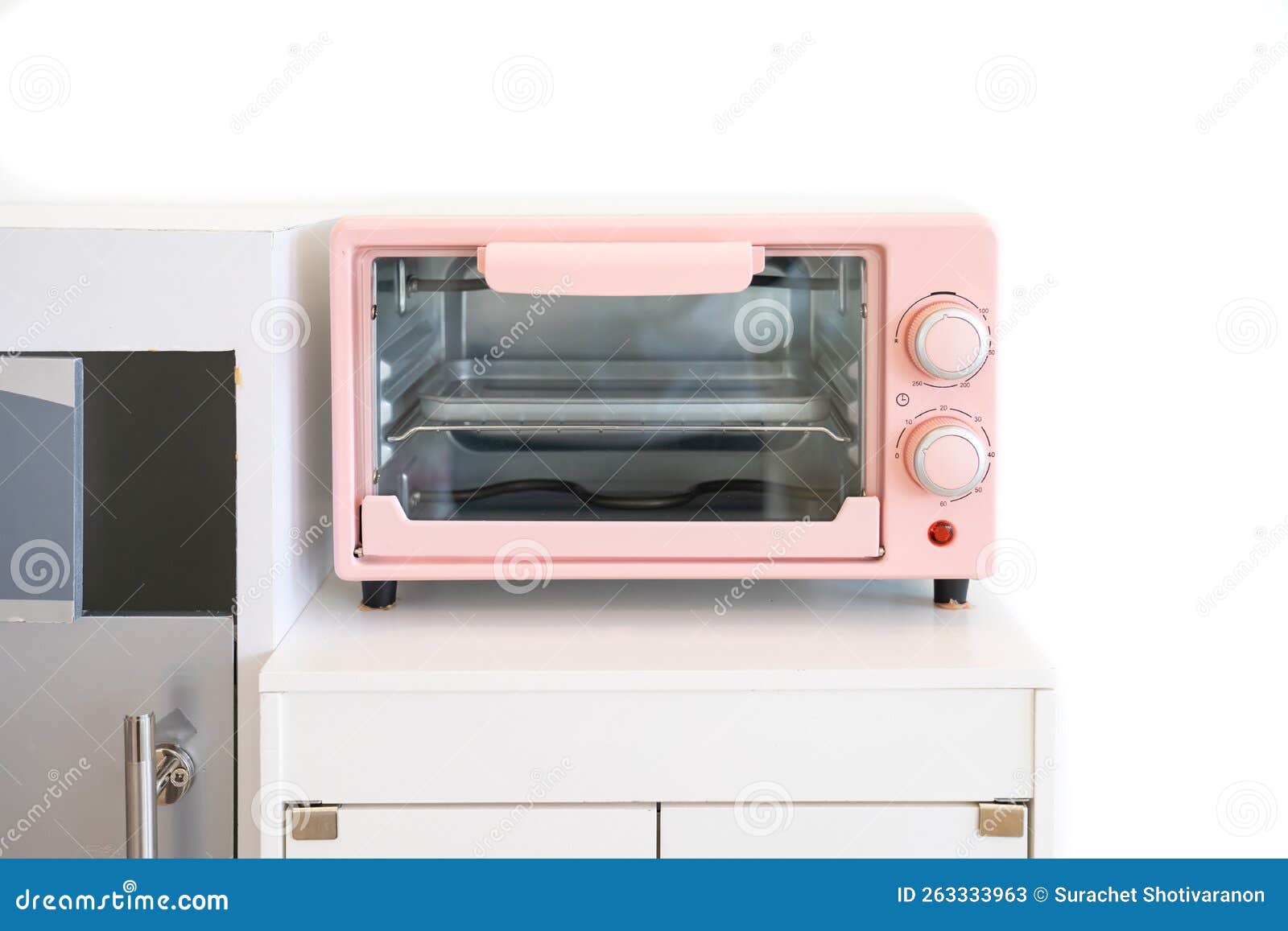 Color Rosa Pastel Del Microondas Un Moderno Electrodoméstico Para Los Niños  Para Conformar Una Mesa En Una Sala De Juegos Blanca Imagen de archivo -  Imagen de pastel, alimento: 263333963