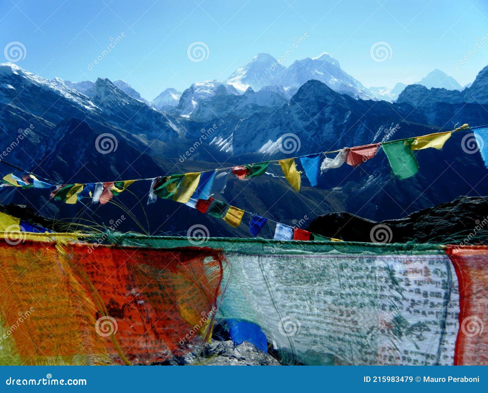 colorate bandierine nepalesi con preghiere