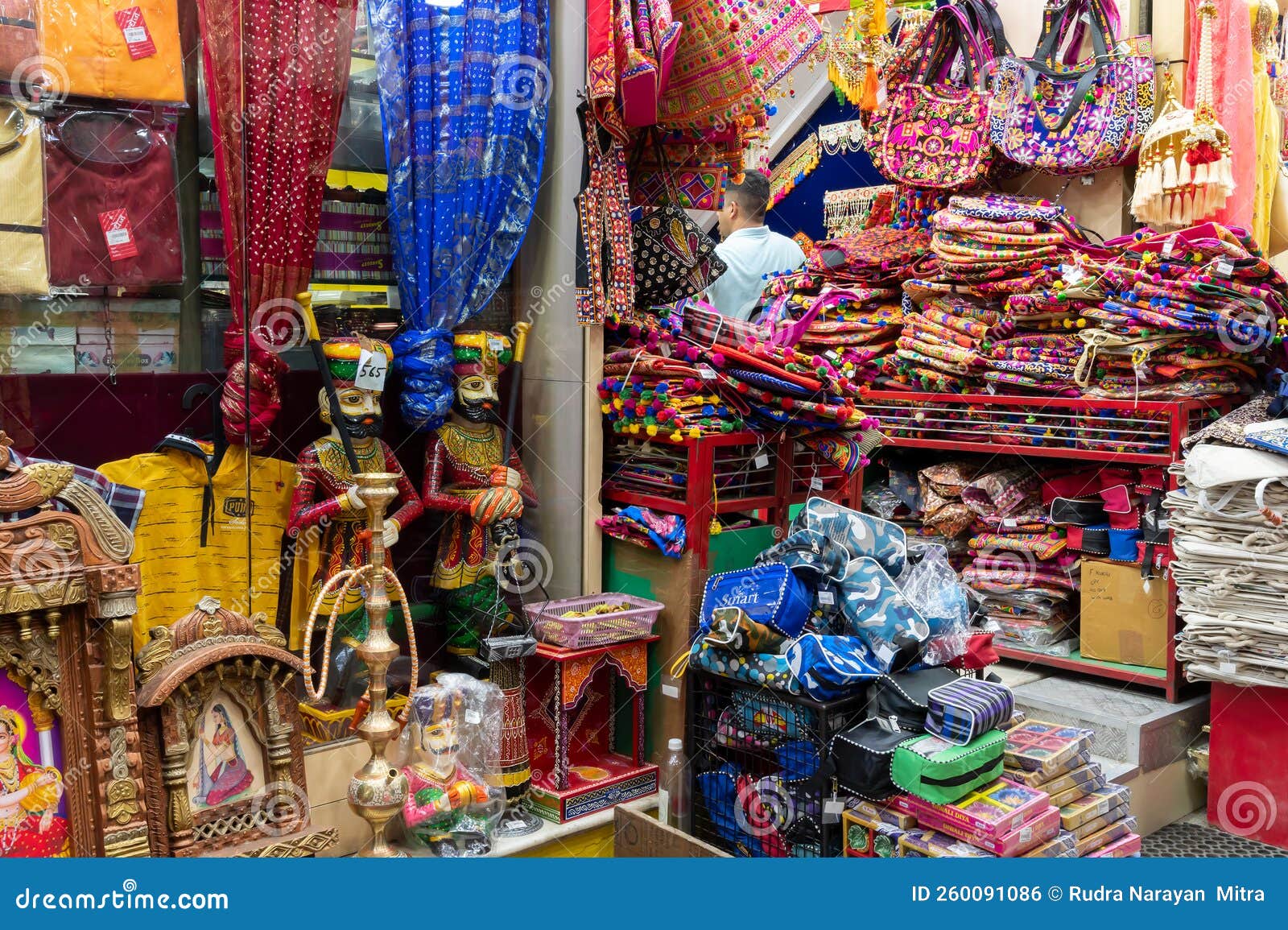 Colorate Buste E Vestiti Per Donne Rajasthani Esposti in Vendita Al Famoso  Mercato Di Sardar E Alla Ghanta Ghar Clock Tower a Jodh Fotografia  Editoriale - Immagine di visualizzato, monumento: 260091086