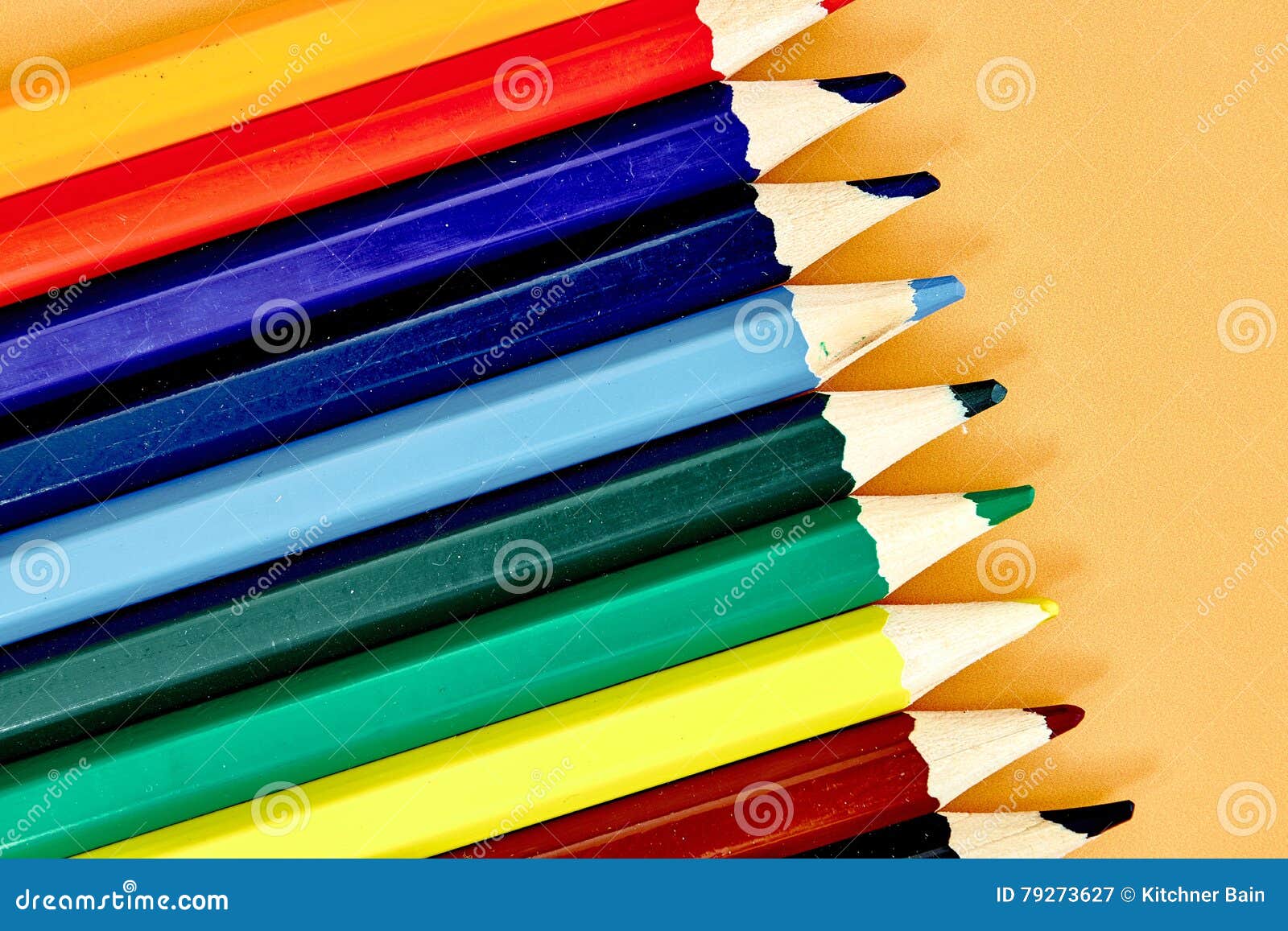 Coloration Dans Des Crayons Image stock Image du amusement, fond 79273627