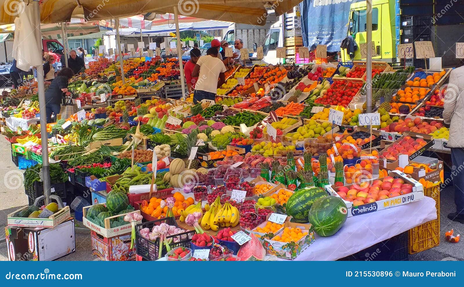 coloratissimo mercato della frutta in italia