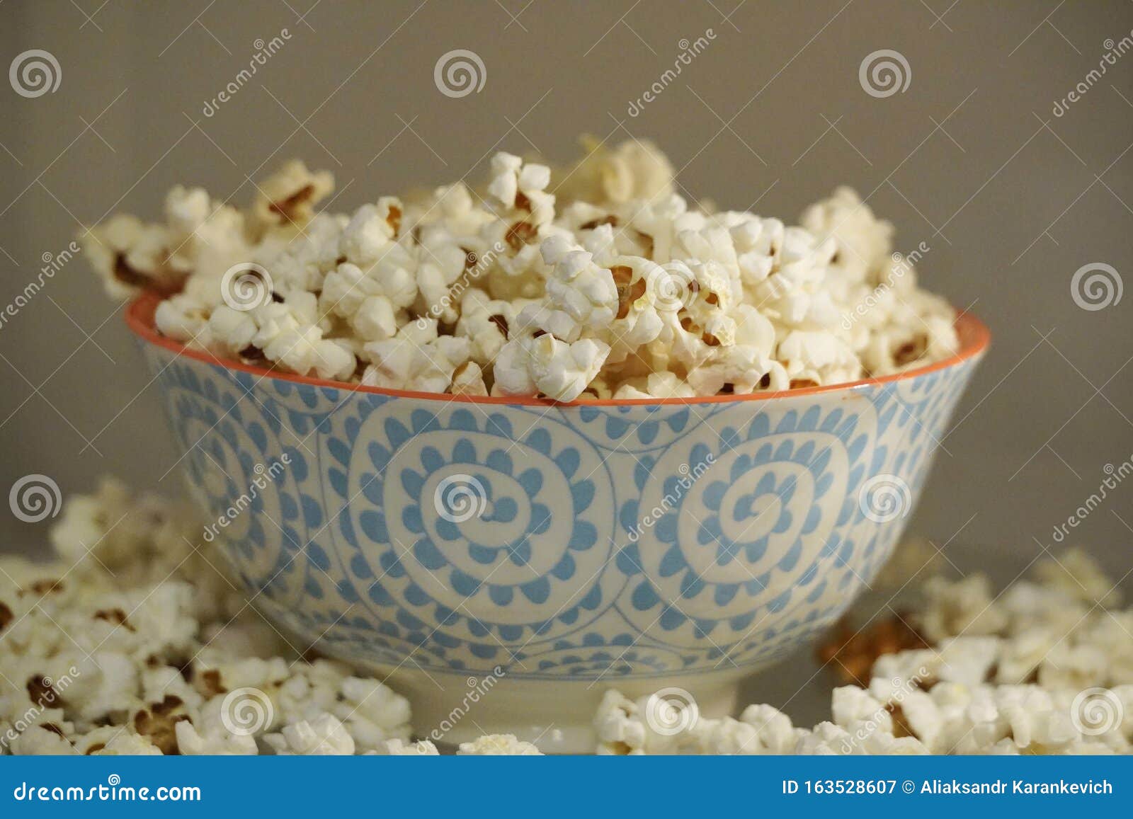 Colored Plate with Popcorn in the Microwave, Cook with Microwaves