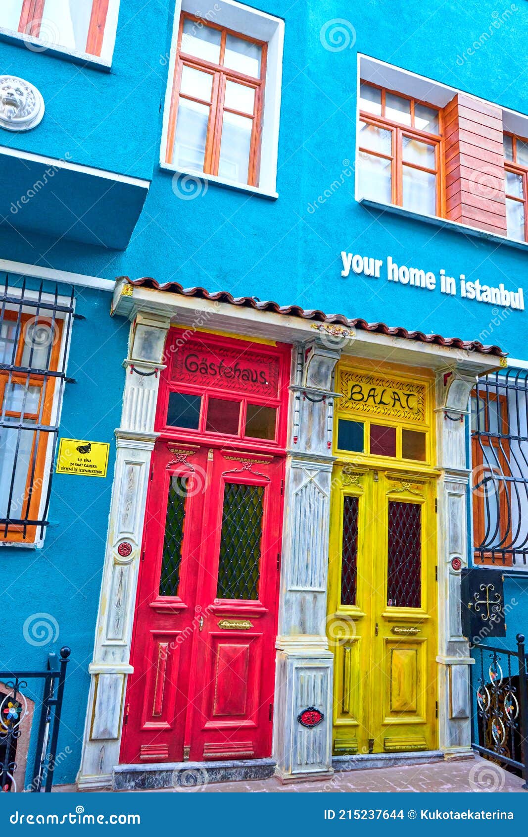 Colores De Estambul. Los Detalles De La Casa Están Pintados En Colores  Brillantes Imagen de archivo editorial - Imagen de retro, planta: 215237644