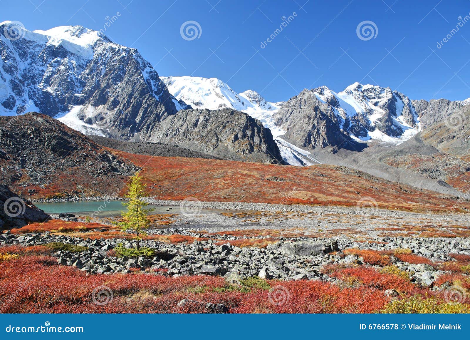 Lago turquoise - colores otoñales en las montañas de Altai, Siberia, Rusia