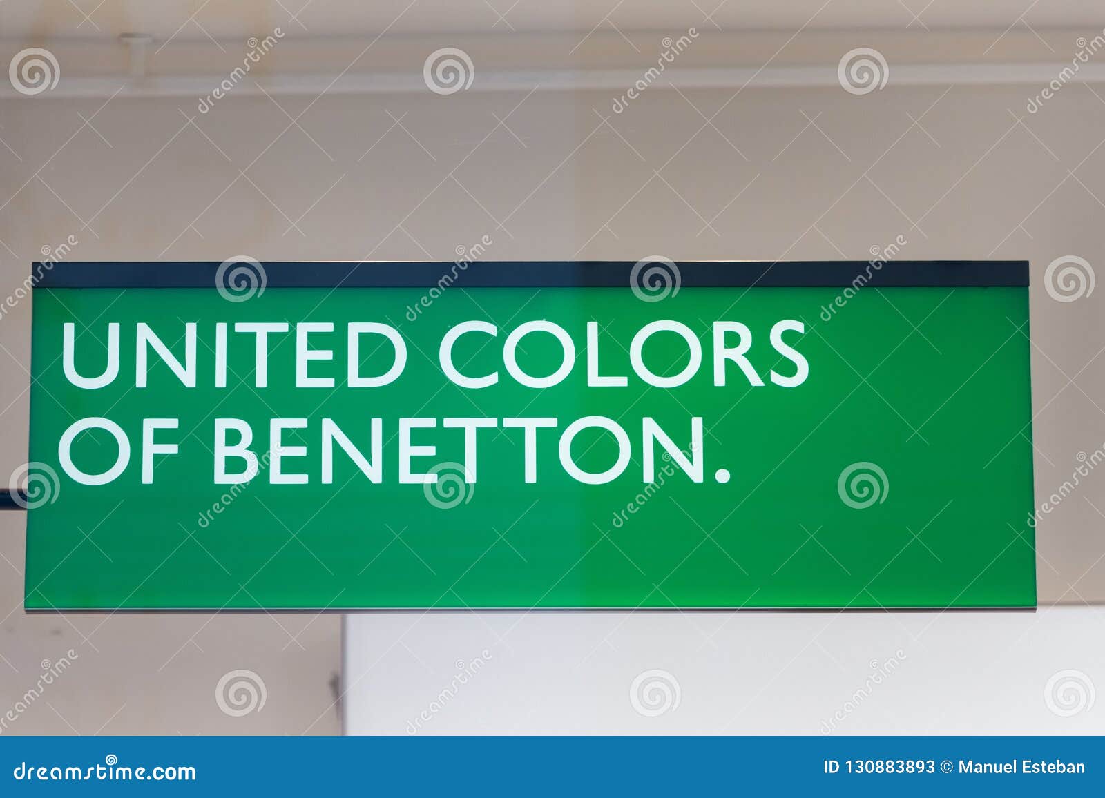 Colores Unidos Del Logotipo De Benetton En Colores Unidos De La Tienda De  Benetton Foto de archivo editorial - Imagen de famoso, insignia: 130883893