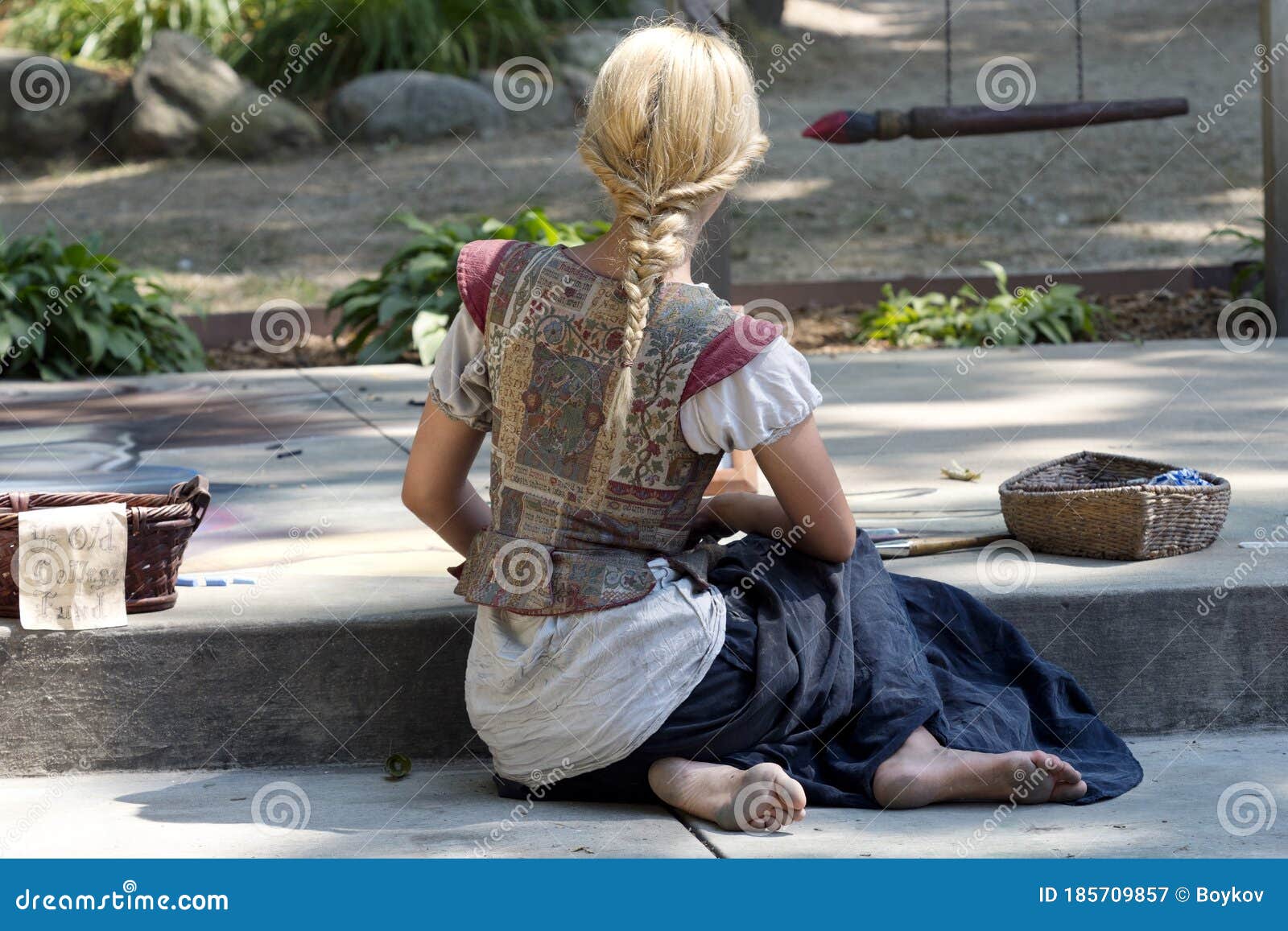 https://thumbs.dreamstime.com/z/colorful-girl-as-painter-performs-annual-bristol-renaissance-faire-kenosha-wisconsin-august-colorful-girl-as-185709857.jpg