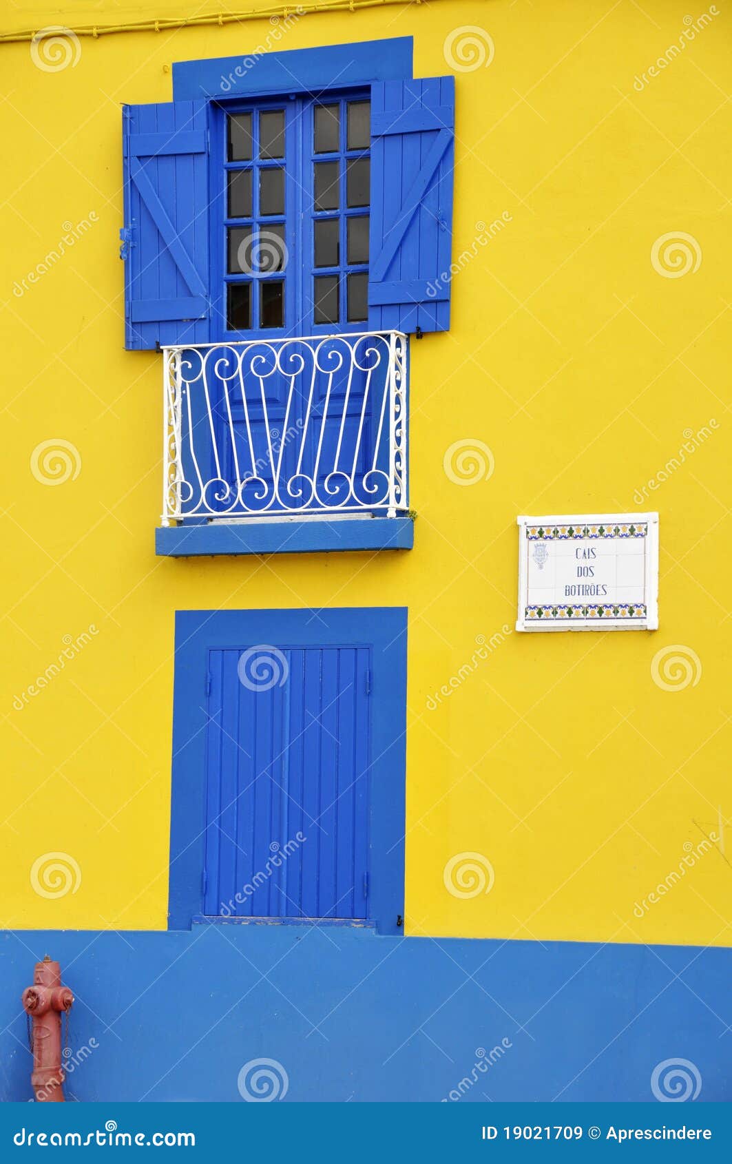 colorful house in aveiro