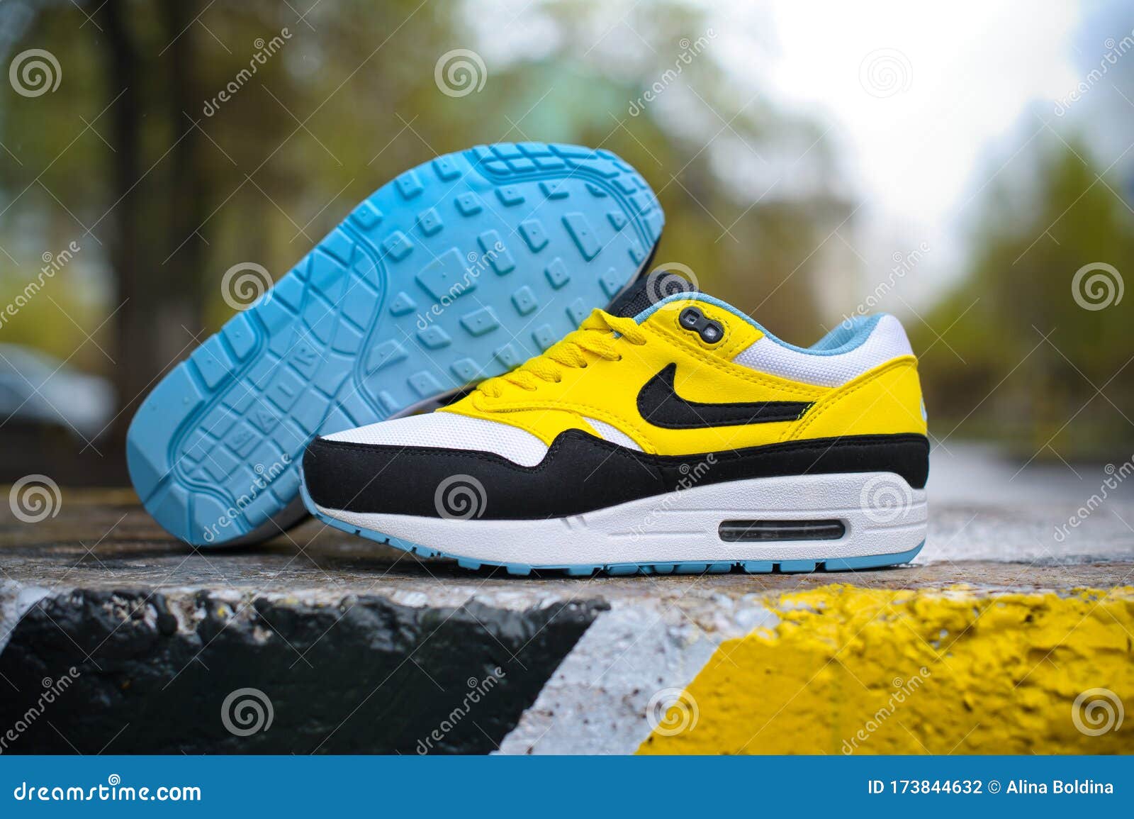 nike air max 1 87 running shoes