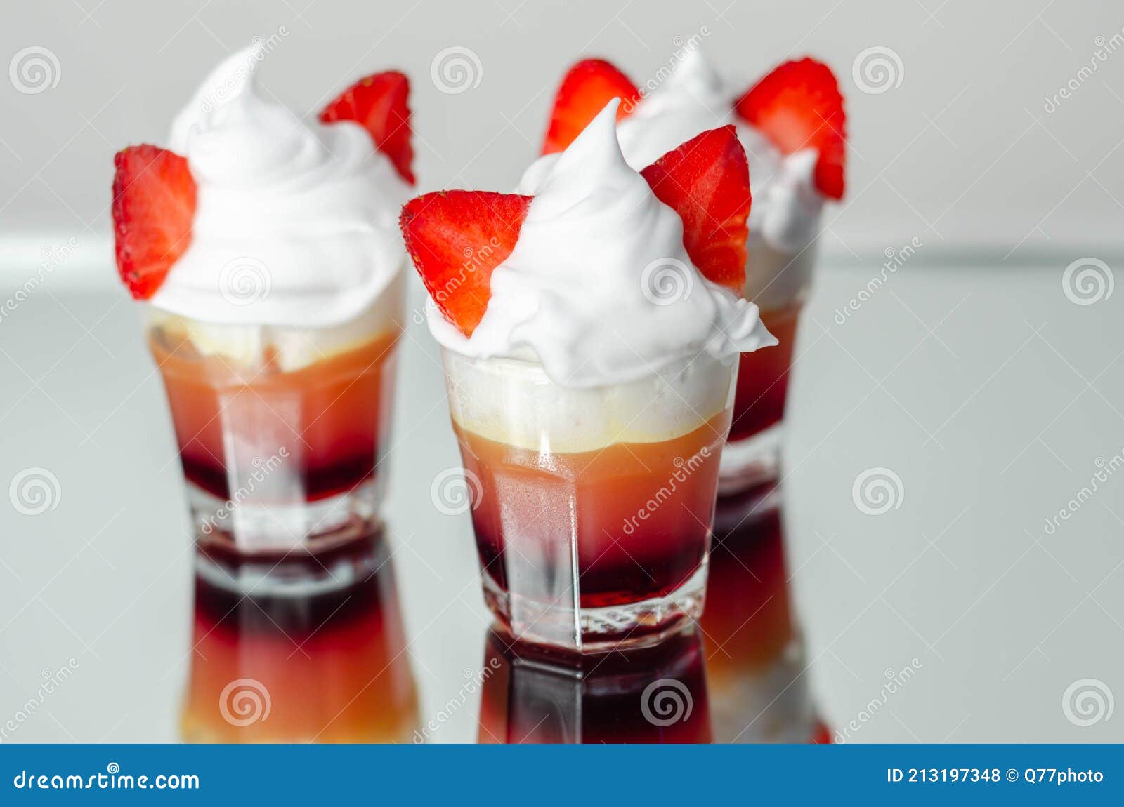 Coloridas Tomas De Bebidas Base De Granadina De Vodka Y Zumo De Naranja Decoradas Con Crema Batida Y Trozos De Fresa Foto de archivo - Imagen de feliz, pascua: 213197348