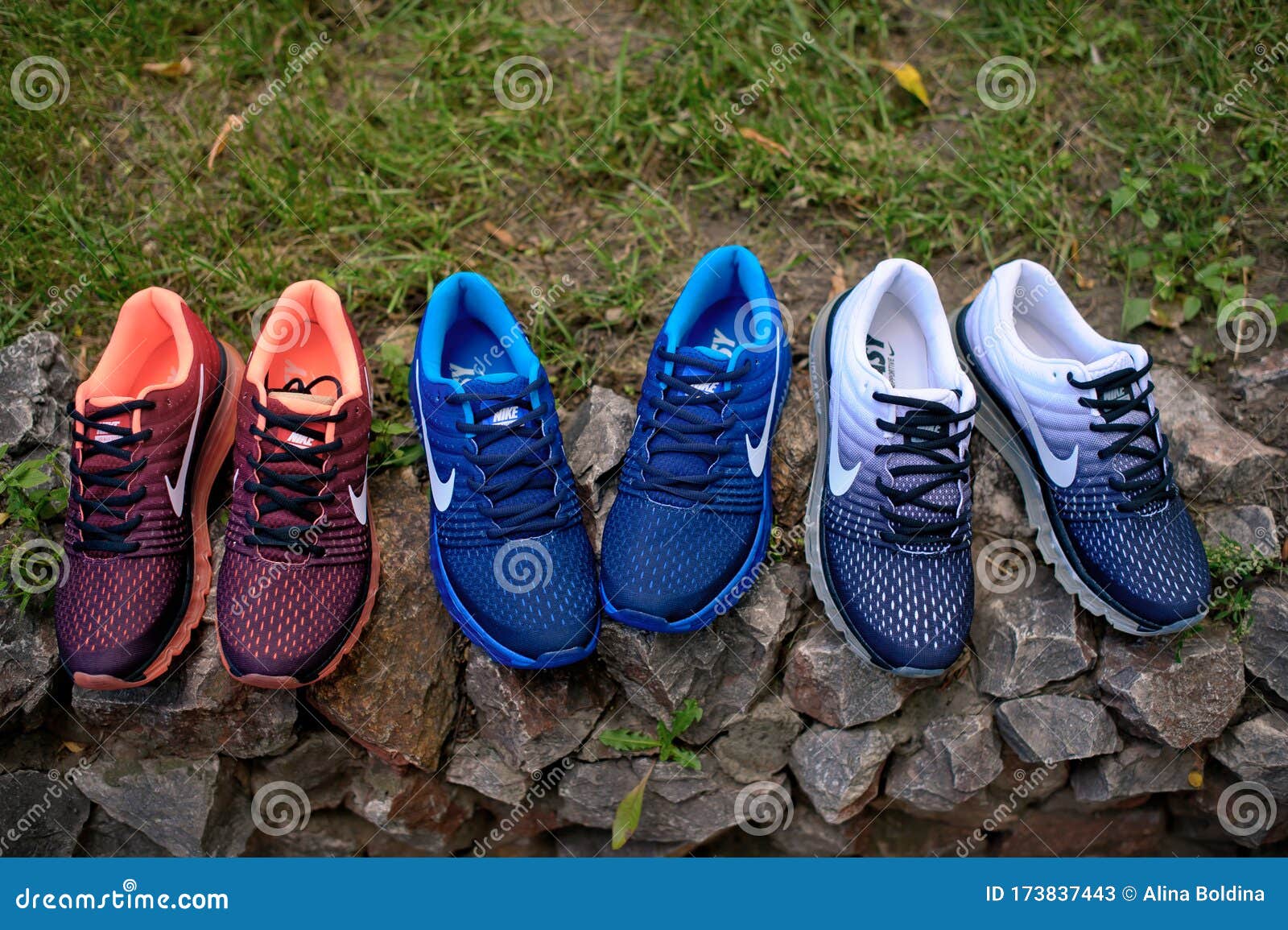 Colorido Nike Air 2017 Zapatillas Correr Zapatillas En Rocas Y Hierba Verde. Krasnoyarsk Rusia 30 De Agosto De 2016 Foto de archivo editorial - Imagen de aire, nike: 173837443
