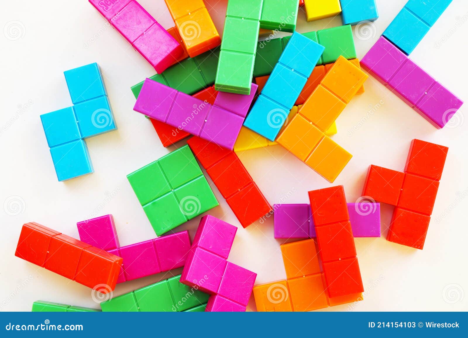 Colorido Puzzle Cubos Figuras Geométricas Juego De Mesa Aislado Sobre Un Fondo Blanco Imagen de archivo - Imagen éxito, edificio: 214154103