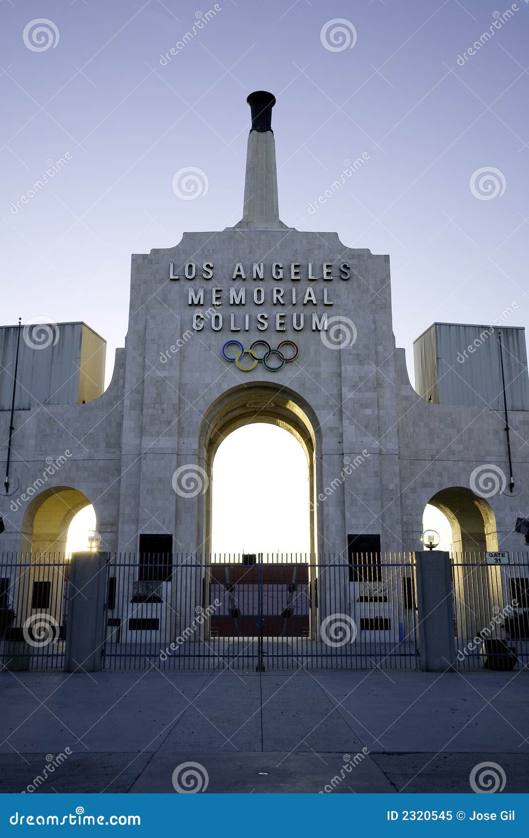 Colosseo 2 di Los Angeles. Immagine verticale del Colosseo commemorativo di Los Angeles, di precedente posizione dei Giochi Olimpici e del campo domestico corrente per i Trojan di USC