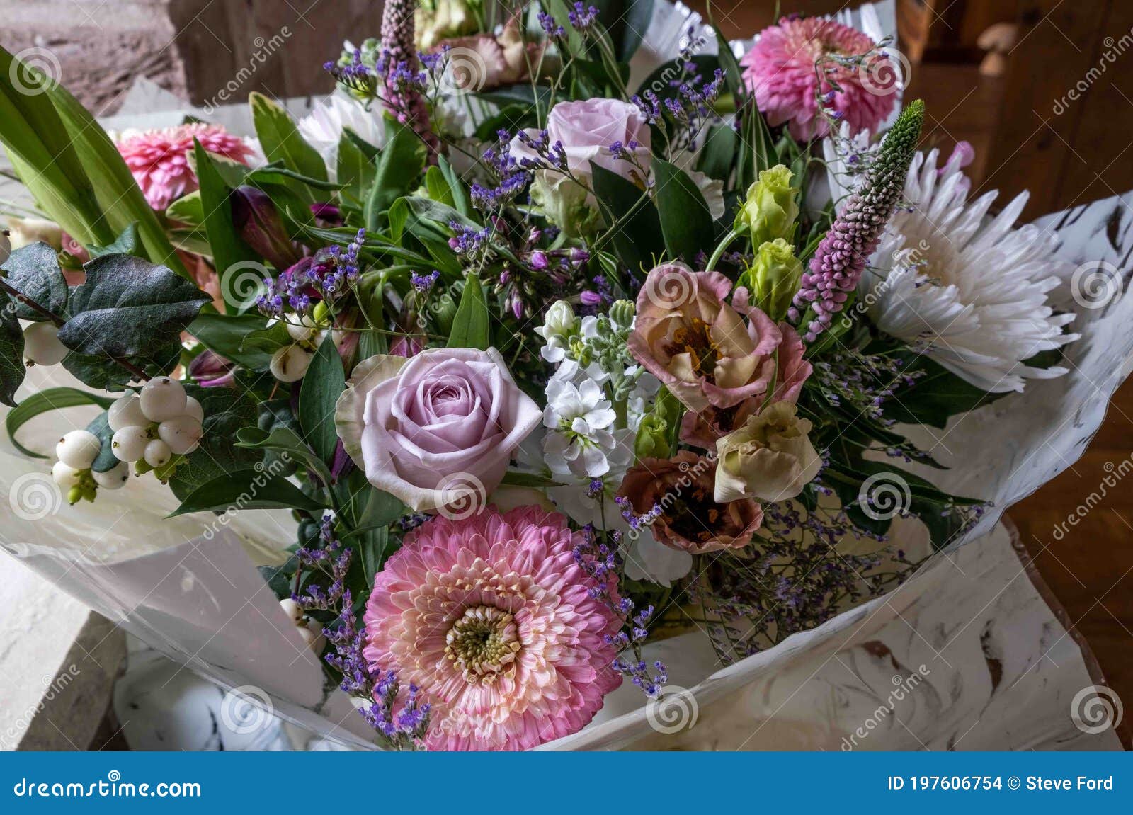 Flower bouquet brown paper hi-res stock photography and images - Alamy