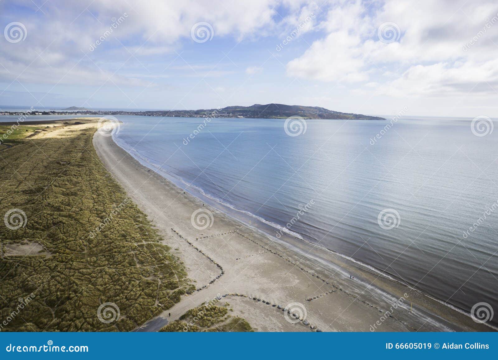 Colpo aereo di Dublin Bay. Preso dalla spiaggia dell'isola del toro che guarda fuori sopra la penisola della testa del howth