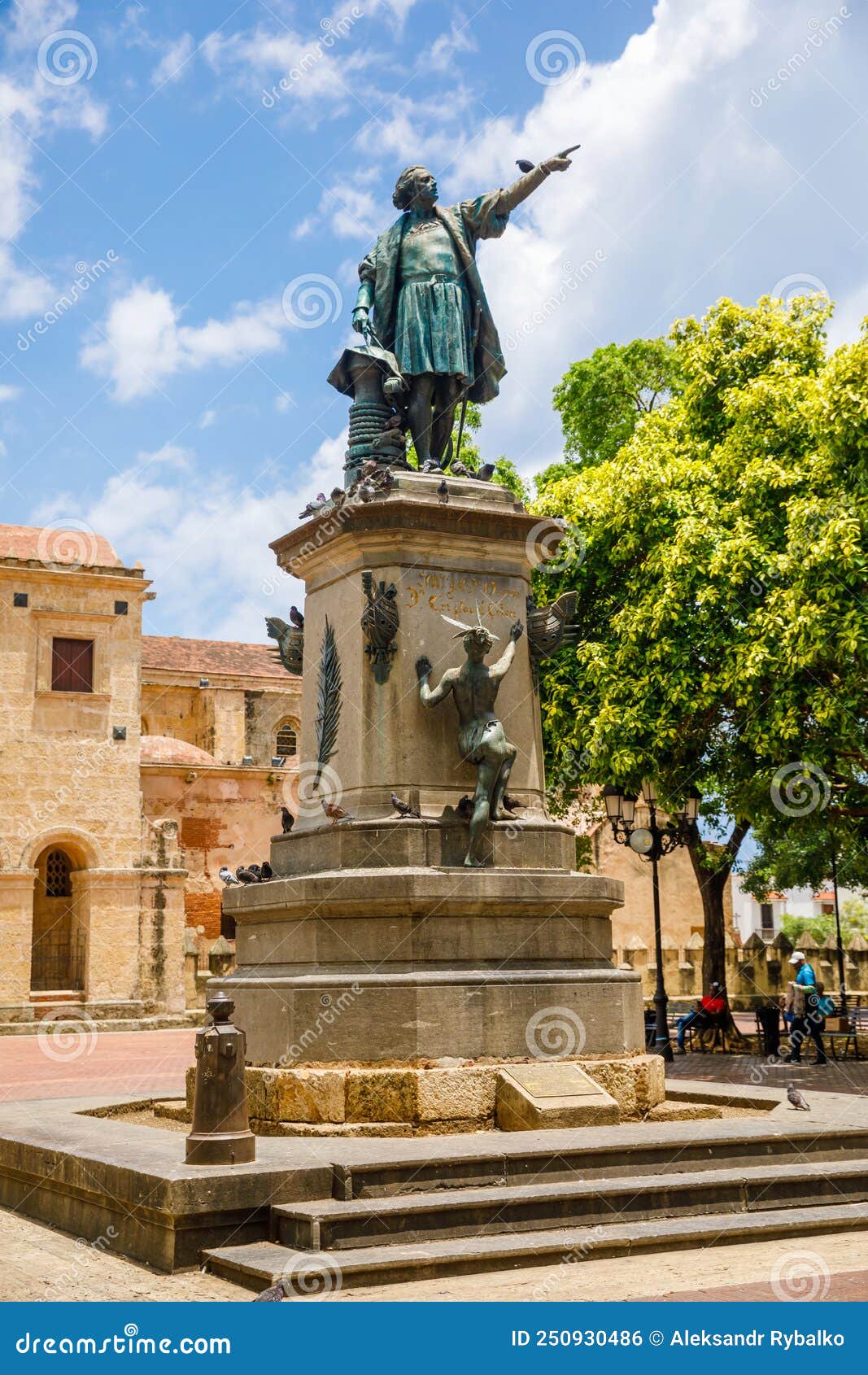 columbus statue and cathedral, parque colon, santo domingo. dominican republic.