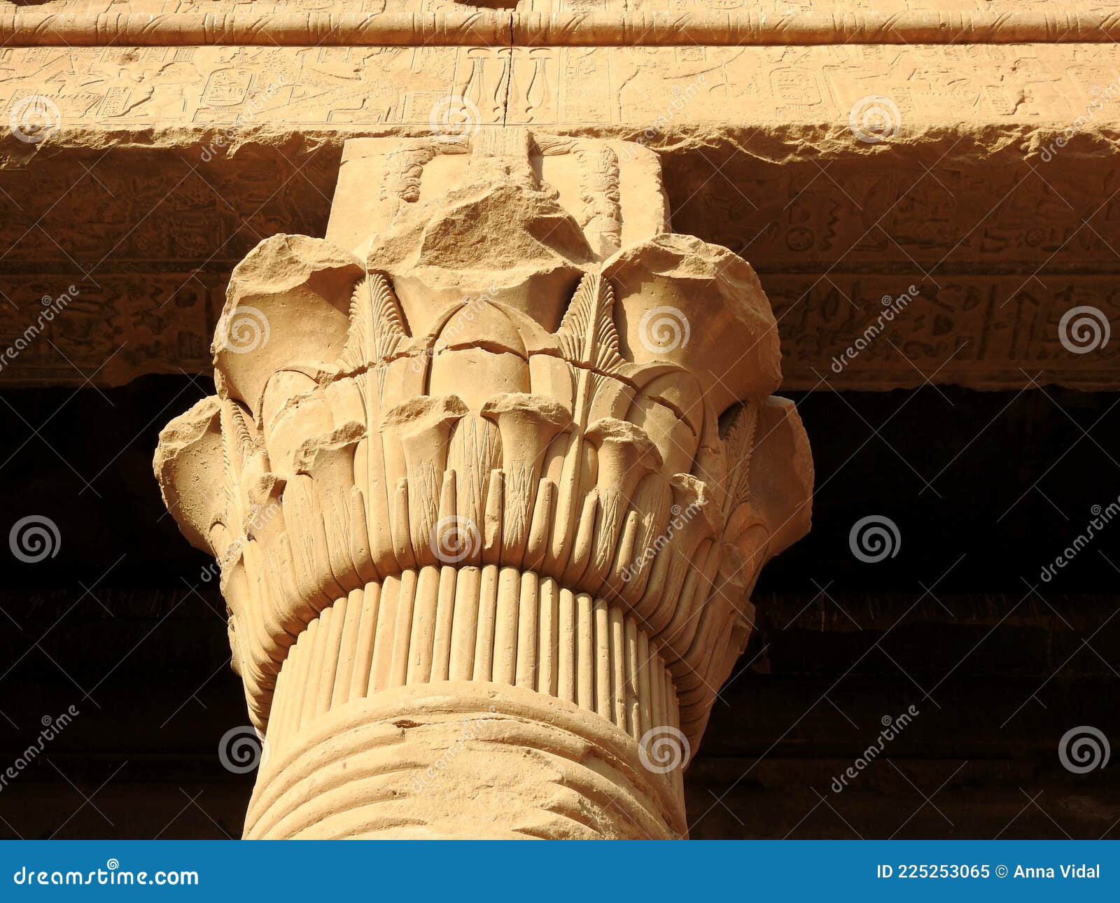 detalle columna casa del nacimiento divino en dendera .egipto.