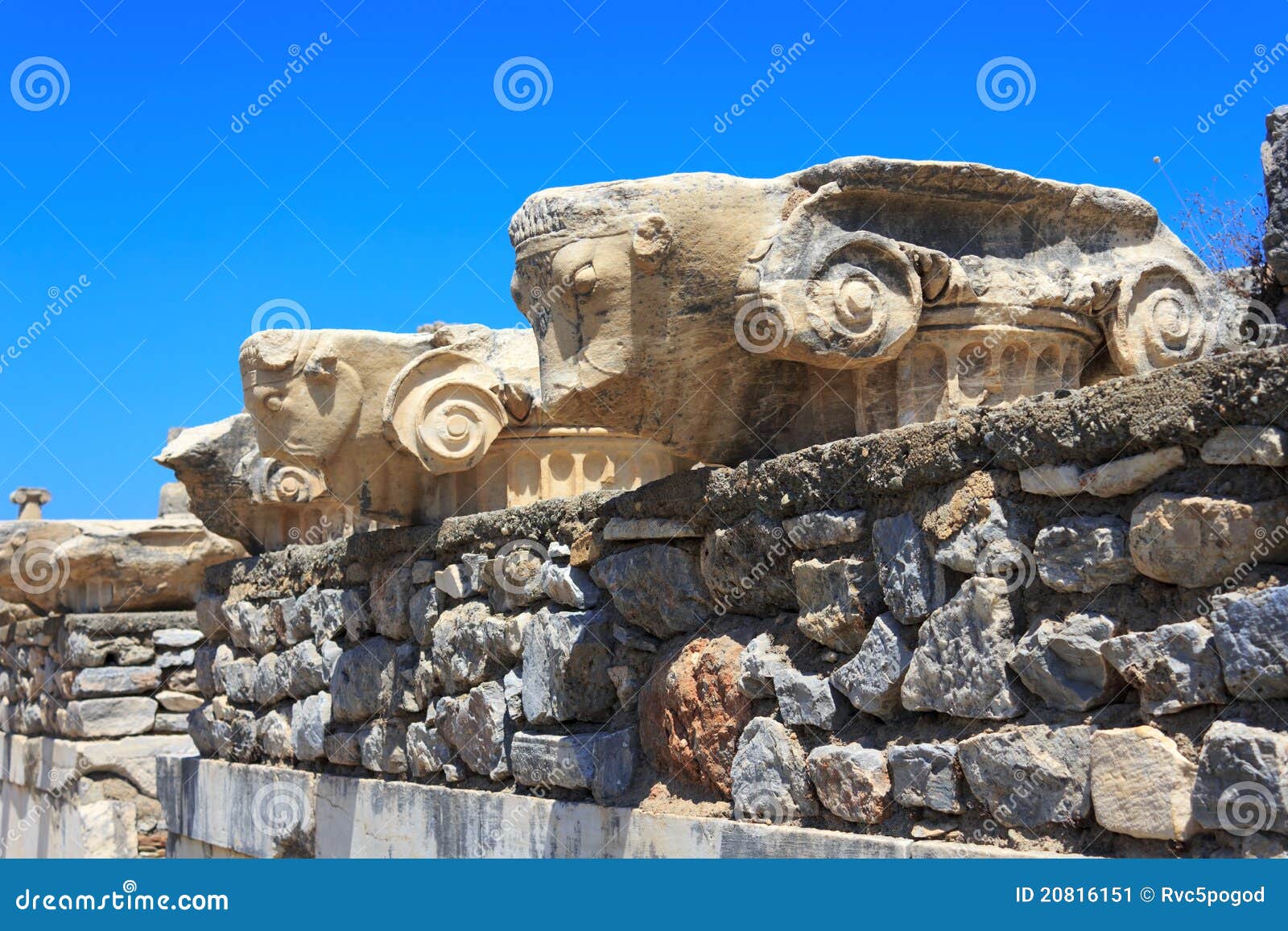 Columnas en Ephesus, Turquía. Columnas de mármol antiguas en las ruinas de Ephesus en Turquía